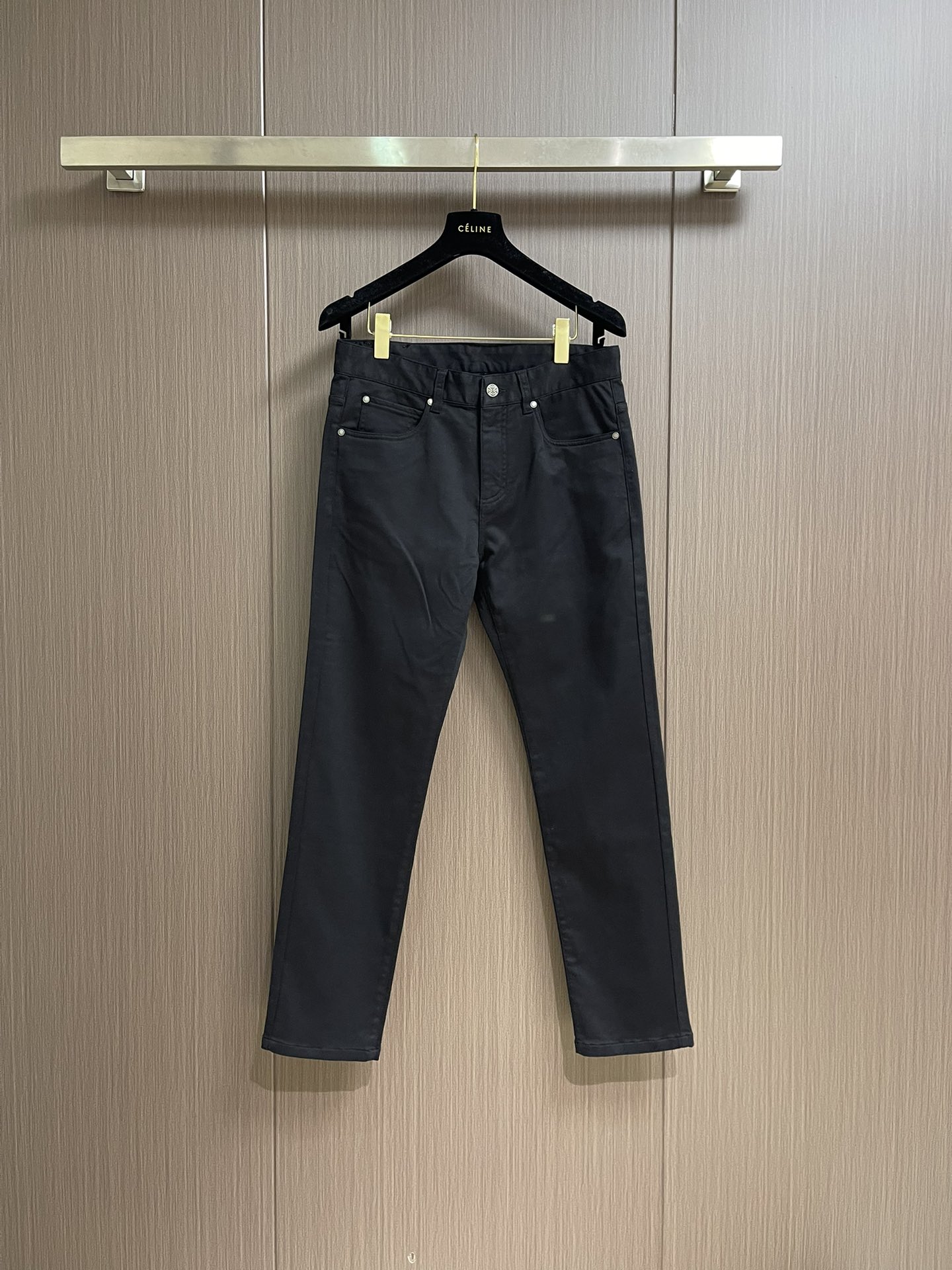 NO:523709,Ermenegildo Zegna's new early autumn casual pants, casual pants are fashionable items that men can wear anytime and anywhere. The simple design is combined with high-end fabrics, fine embellishments, three-dimensional tailoring, smooth and high gloss, and the upper body is very good. The three-dimensional tailoring is straight. Size 30-38 There are 35 No 37, zegna, alexander wang19860909Ermenegildo Zegna 杰尼亚早秋新品休闲裤,休闲裤作为随时随地男人都能穿搭的时尚单品,简洁的设计配合高档面料,细节点缀,立体剪裁,手感顺滑光泽度高,上身后垂度非常好,立体剪裁上身挺拔.尺码30-38 有35 无37,,zegna,alexander wang,Men's clothing