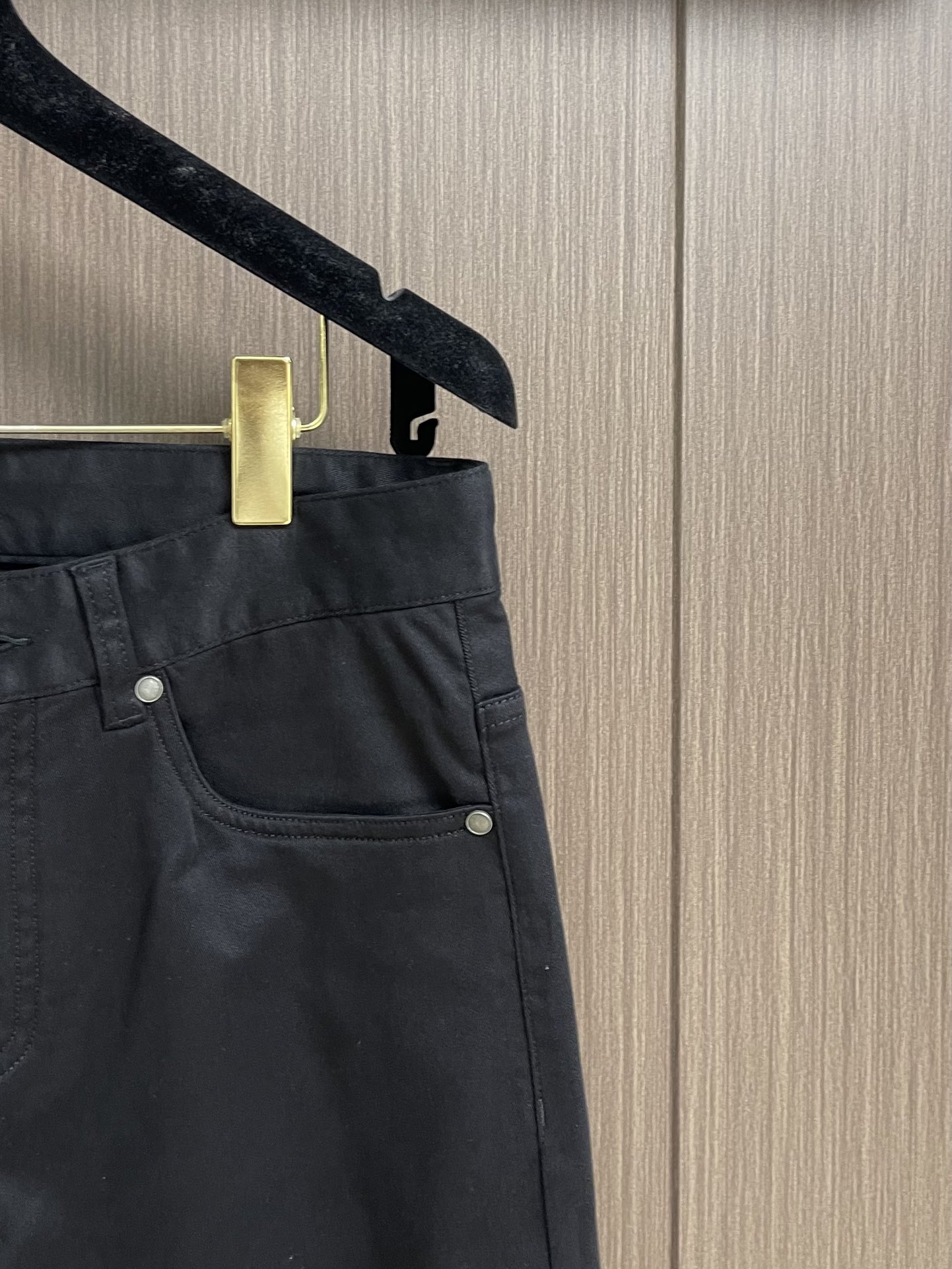 Ermenegildo Zegna 杰尼亚早秋新品休闲裤，休闲裤作为随时随地男人都能穿搭的时尚单品，简洁