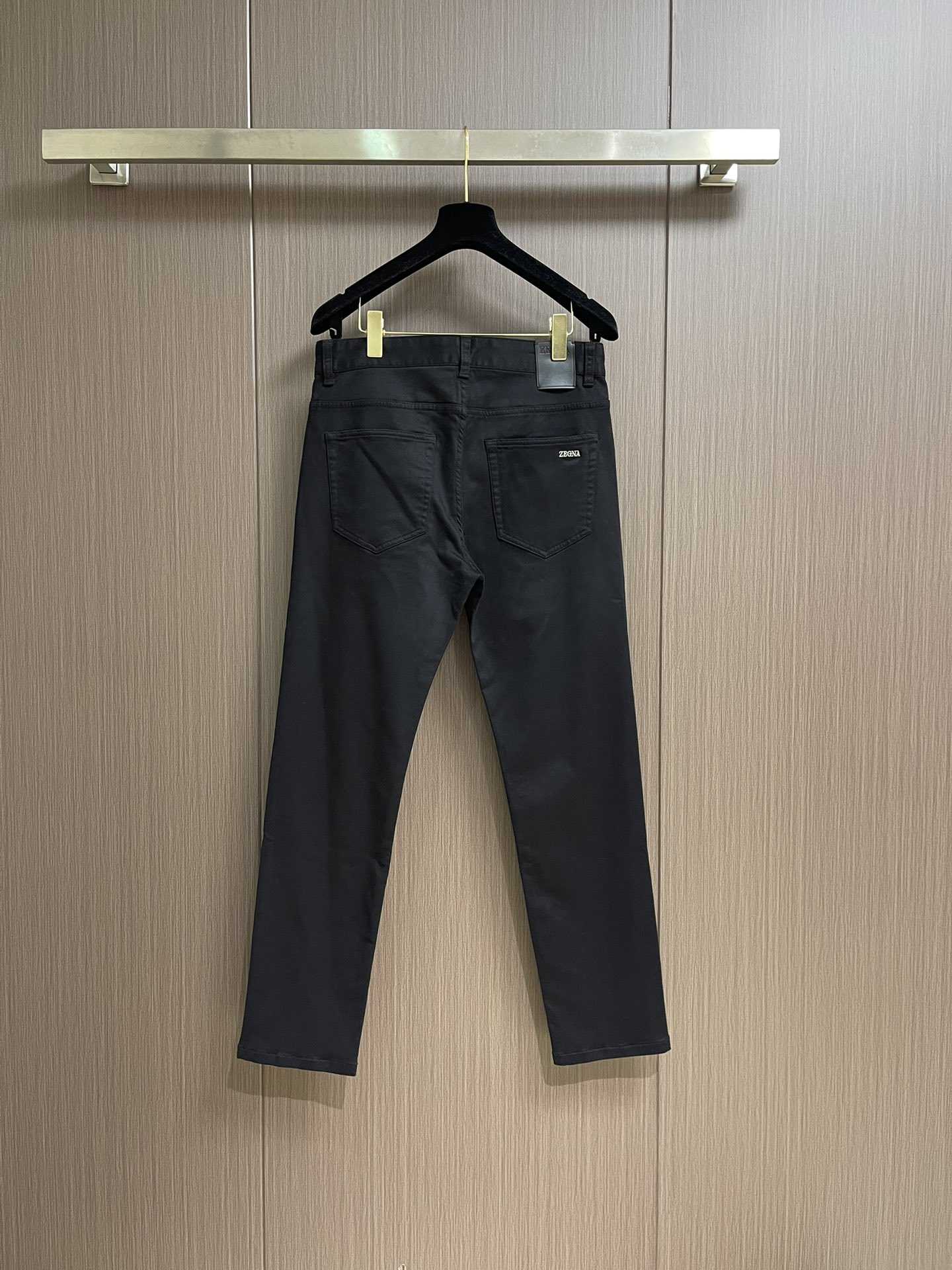 Ermenegildo Zegna 杰尼亚早秋新品休闲裤，休闲裤作为随时随地男人都能穿搭的时尚单品，简洁
