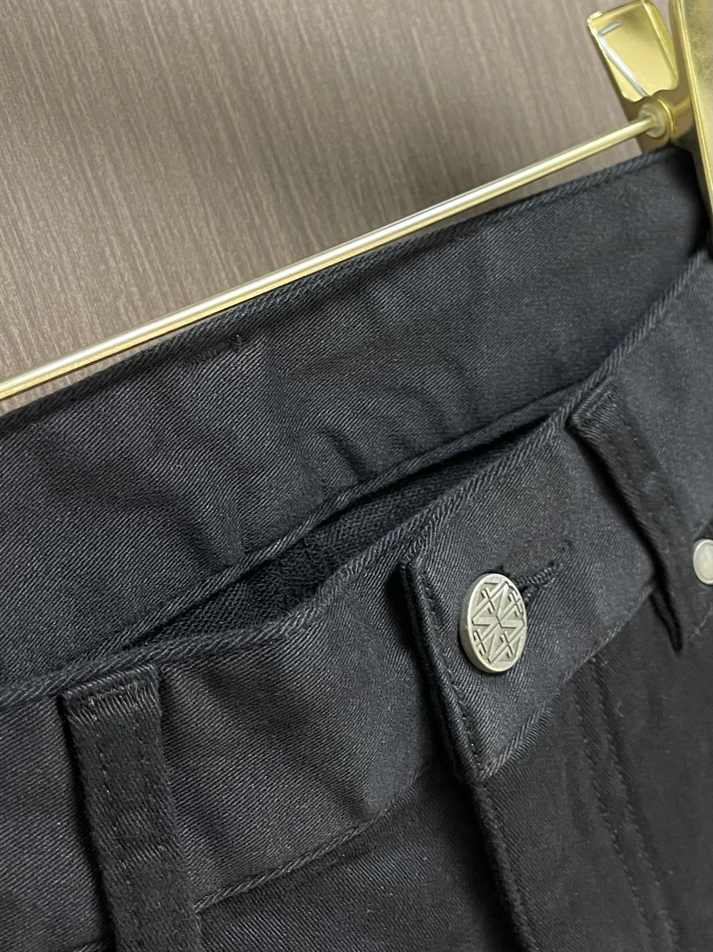 Ermenegildo Zegna 杰尼亚早秋新品休闲裤，休闲裤作为随时随地男人都能穿搭的时尚单品，简洁