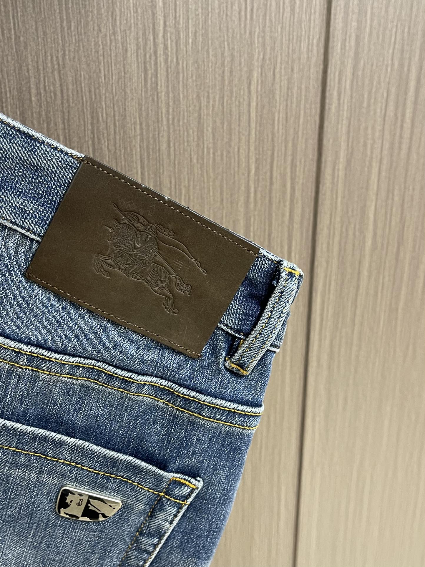 Burberry 2025SS战马标识休闲牛仔裤，采用100%棉制成，质地柔软、微弹性、穿着非常舒服！ 