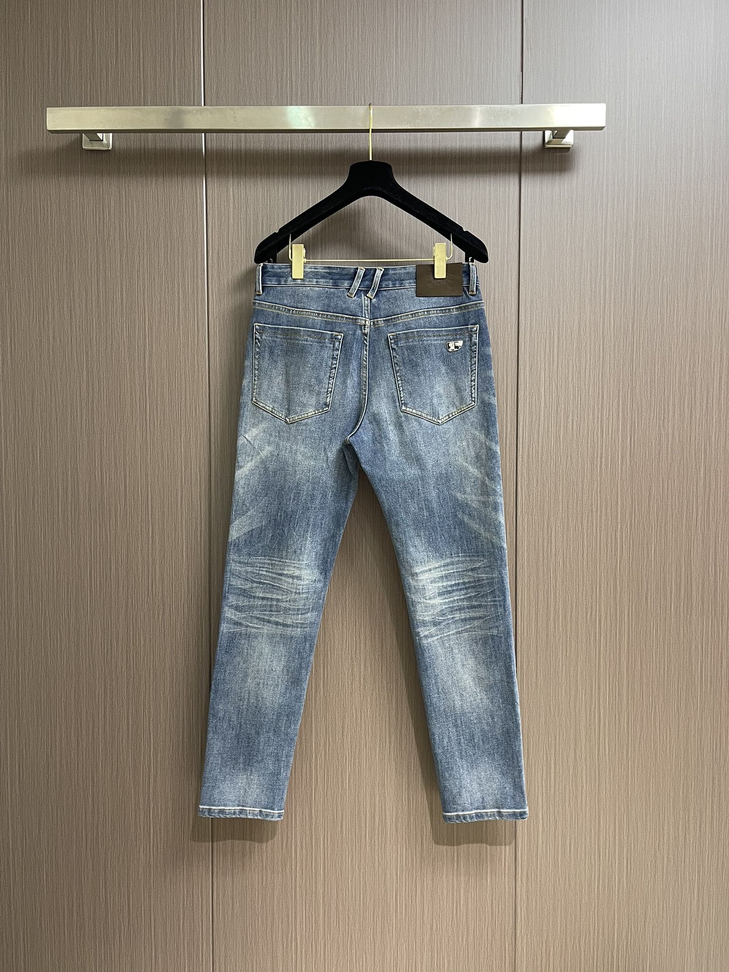 Burberry 2025SS战马标识休闲牛仔裤，采用100%棉制成，质地柔软、微弹性、穿着非常舒服！ 