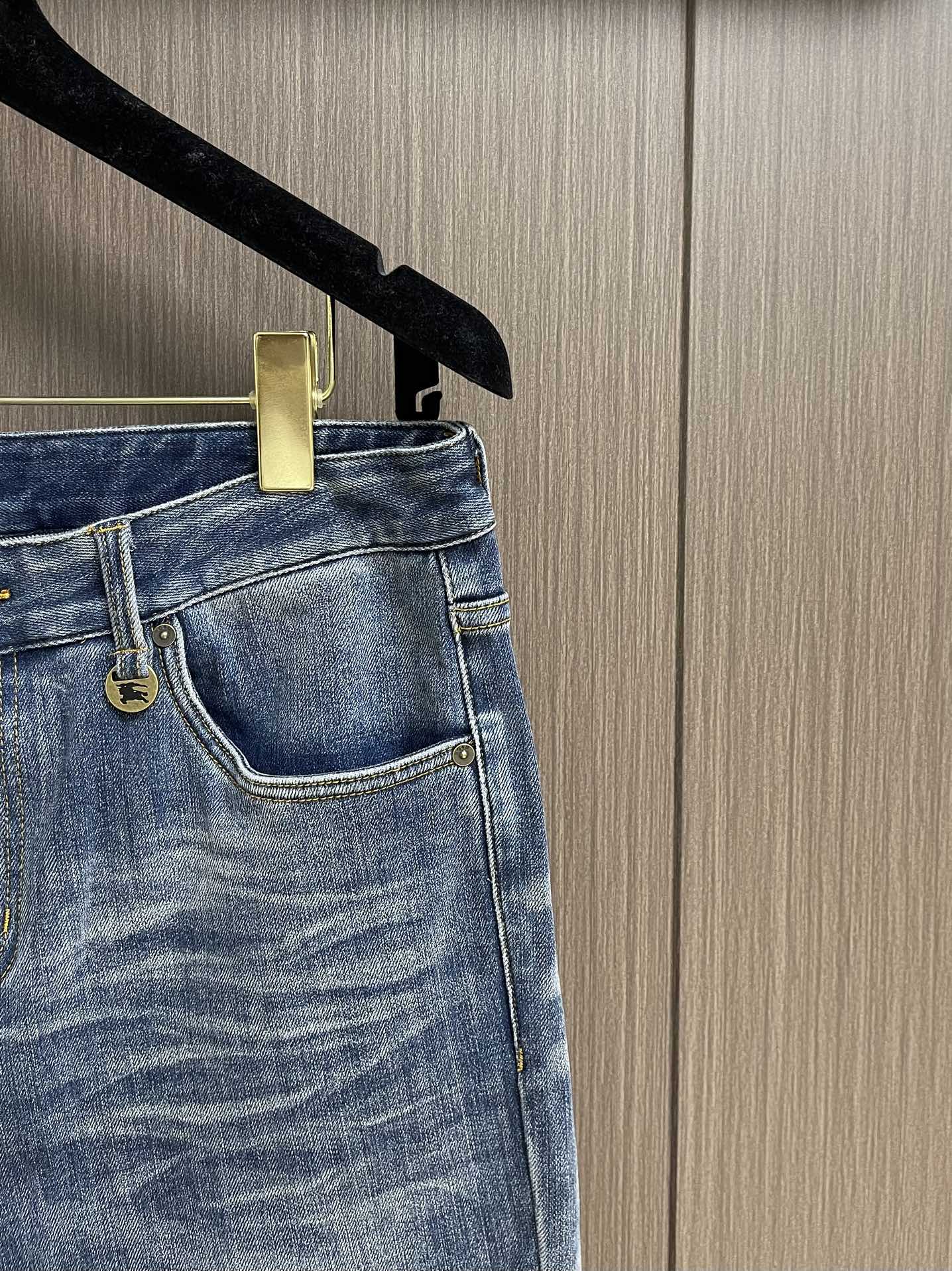 Burberry 2025SS战马标识休闲牛仔裤，采用100%棉制成，质地柔软、微弹性、穿着非常舒服！ 