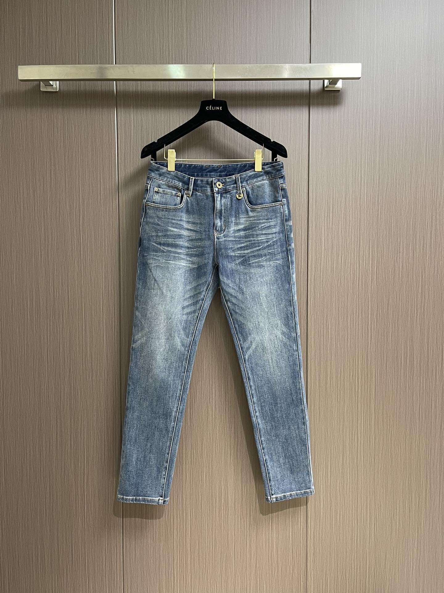 NO:529361,Burberry 2025SS War Horse Logo Casual Jeans, made of cotton, soft texture, slightly elastic, and very comfortable to wear!  Retro style, classic tones, versatile and unique!  The back pocket is decorated with brand war horse logo. The thin fabric is elastic, breathable and comfortable, and it is unrestrained. It gives us a strong sense of comfort and furthermore. It is still very comfortable to wear. It has met all the advantages of jeans. Size 30-38, 35, 37, burberry, jeans, alexander wang19860909Burberry 2025SS战马标识休闲牛仔裤,采用棉制成,质地柔软、微弹性、穿着非常舒服！ 复古风,经典色调、百搭且不失个性！背面口袋点缀品牌战马标识. 面料薄款弹力 透气舒服 无拘无束 带给我们极强的舒适感 且更加修饰我们的身型 穿起来依然很舒服 他已经满足了牛仔裤所必备的所有优点.尺码30-38 有35 无37,,burberry,jeans,alexander wang,Men's clothing