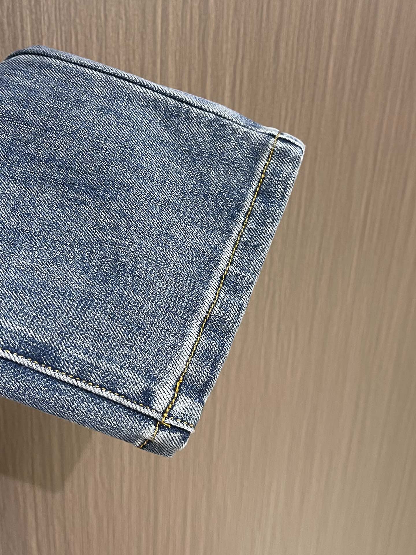 Burberry 2025SS战马标识休闲牛仔裤，采用100%棉制成，质地柔软、微弹性、穿着非常舒服！ 