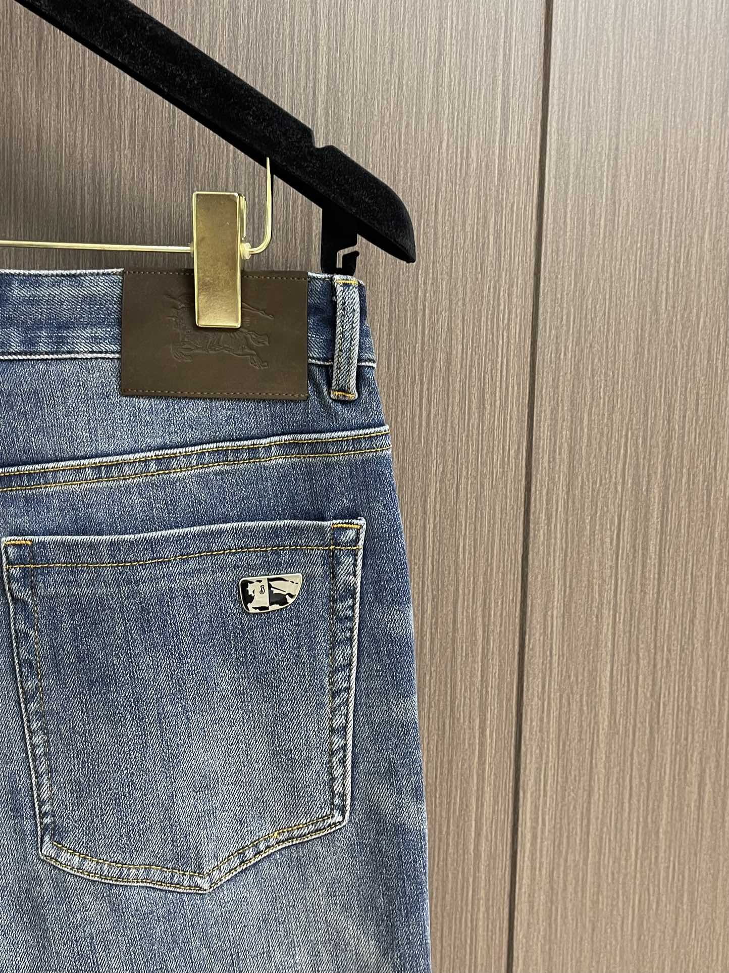 Burberry 2025SS战马标识休闲牛仔裤，采用100%棉制成，质地柔软、微弹性、穿着非常舒服！ 