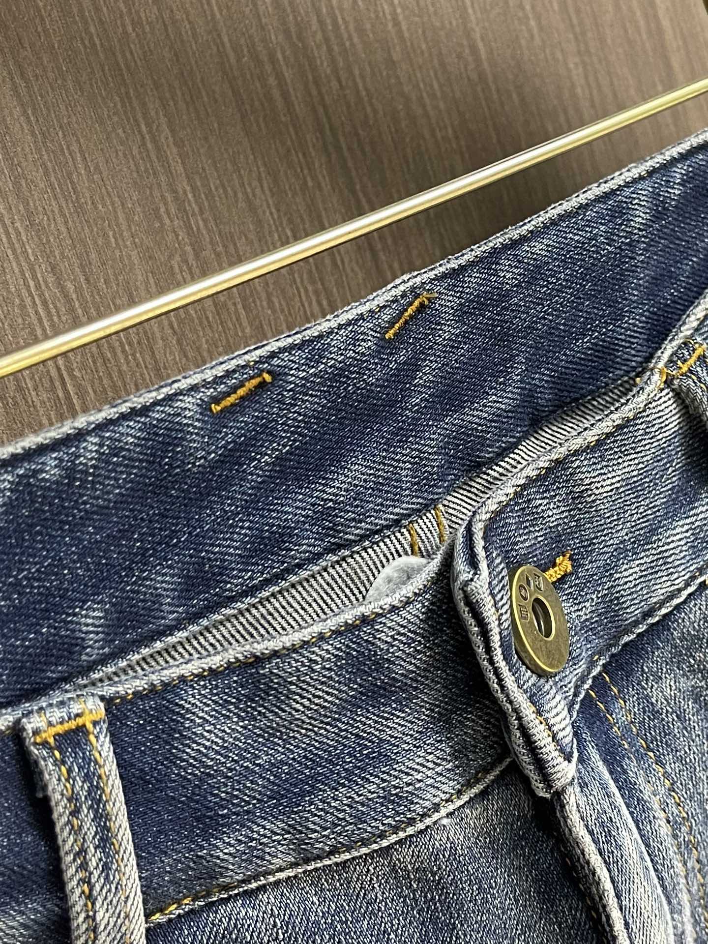 Burberry 2025SS战马标识休闲牛仔裤，采用100%棉制成，质地柔软、微弹性、穿着非常舒服！ 