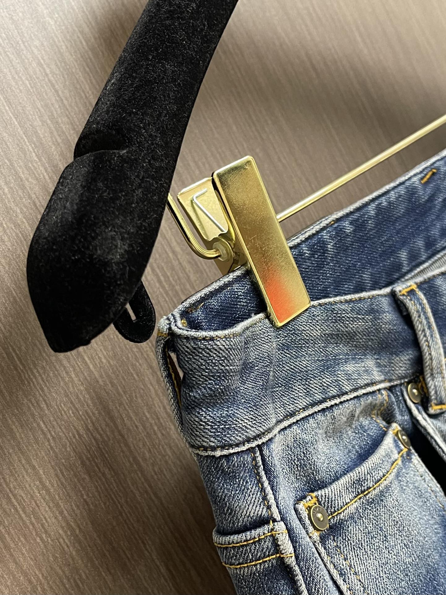 Burberry 2025SS战马标识休闲牛仔裤，采用100%棉制成，质地柔软、微弹性、穿着非常舒服！ 