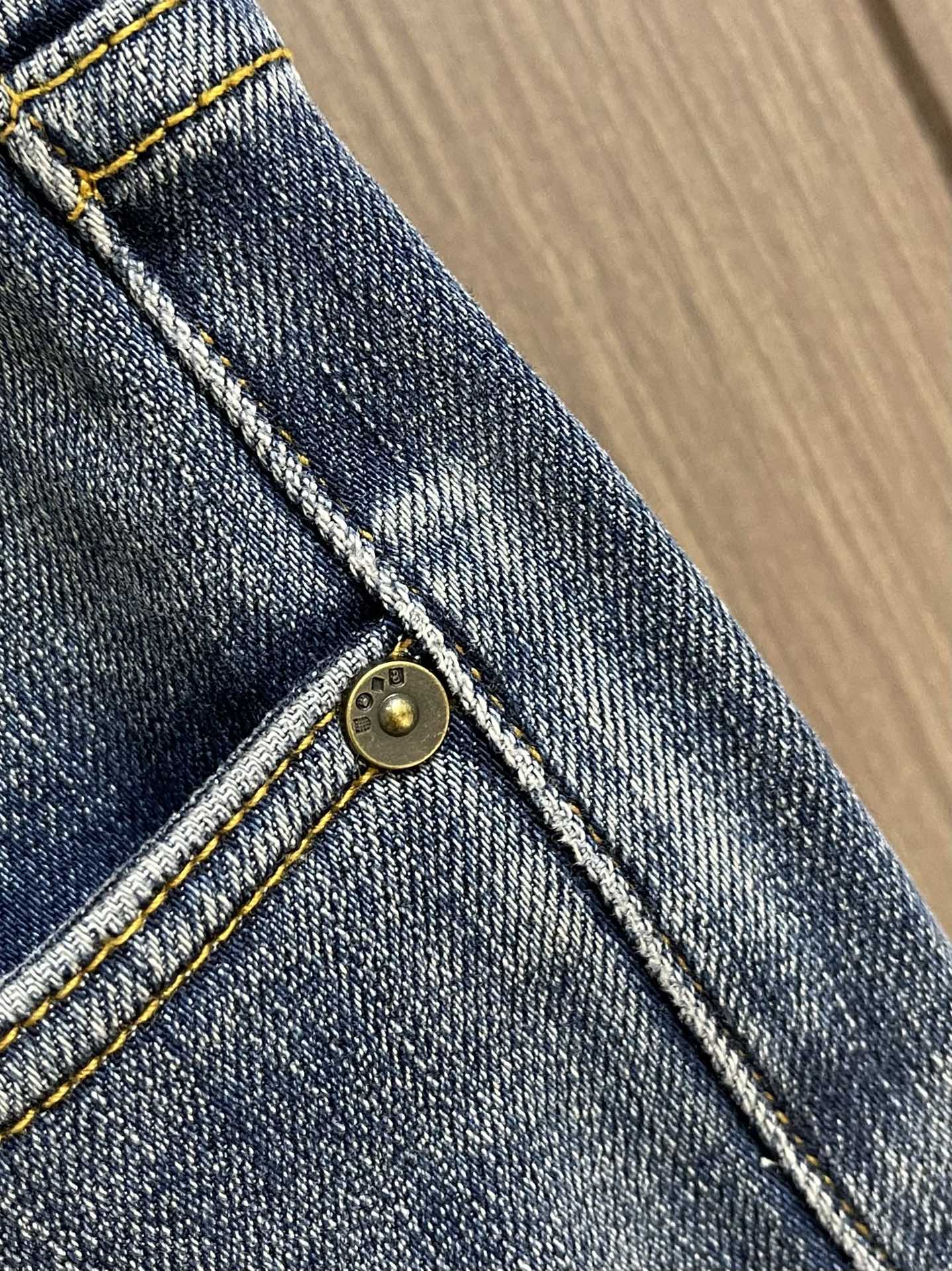 Burberry 2025SS战马标识休闲牛仔裤，采用100%棉制成，质地柔软、微弹性、穿着非常舒服！ 