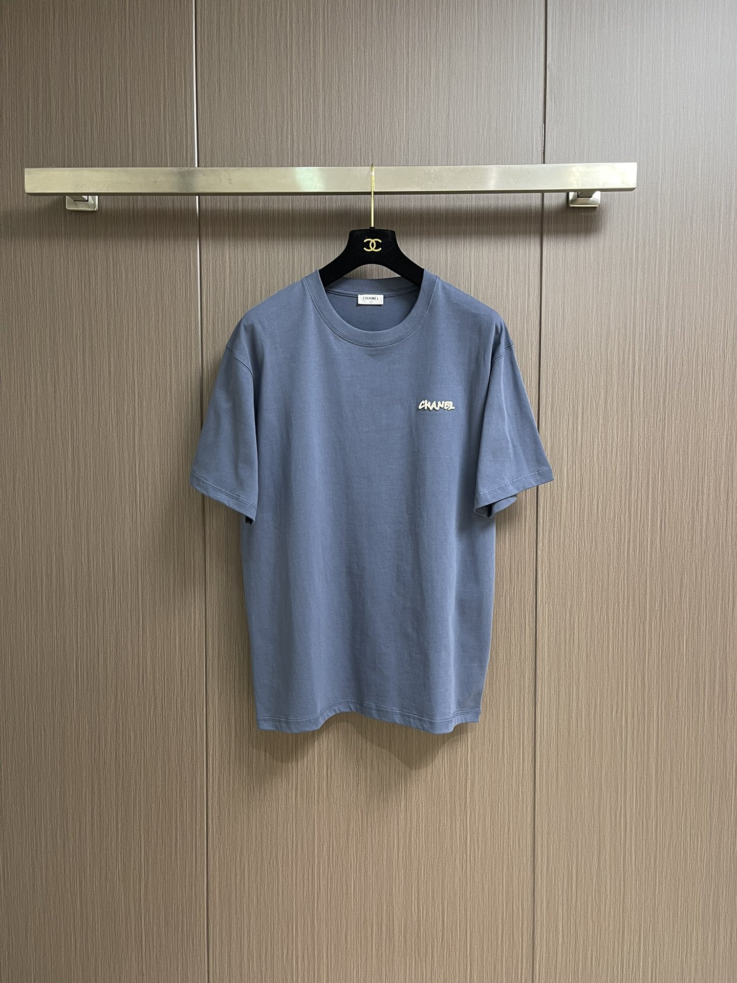 Camiseta de Manga Corta Chanel con Bordado de Cepillo de Dientes en 3D