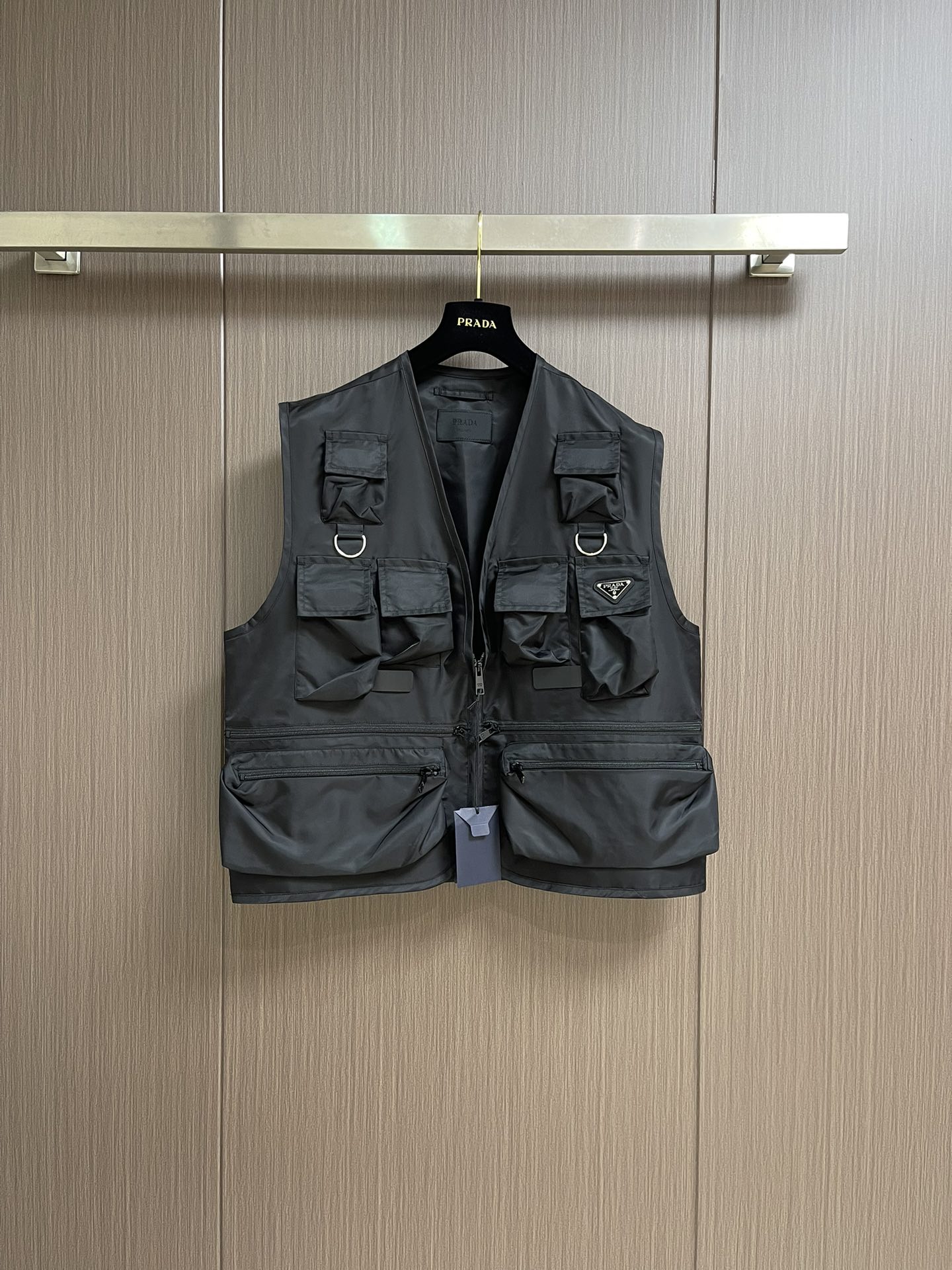 NO:464018,PRADA tooling nylon vest, the fabric is made of the signature nylon fabric, which is made of high-density braided structure, which has high strength, tear resistance and wear resistance. After the surface nanocoating treatment, it has certain waterproof function without losing breathability. A small amount of silk protein greatly improves the skin-friendliness of the nylon fabric itself. The multi-pocket design enhances practicality and aesthetics. 0.08mm transparent imide stitching + 450 stitches 3cm super dense stitching, withstands up to 30KG of tension and is still invisible and traceless. The edge of the front placket on the cuff hem is decorated with edging, which is firm and adds smoothness to the lines. Size S-M-L, prada, alexander wang19860909PRADA 工装尼龙马甲,面料选用标志性尼龙面料制成,通过高密度的编织结构,使其具备高强度抗撕裂,耐磨性超群.经过表面纳米涂层处理之后使其具备一定的防水功能,又不失透气性.少量的蚕丝蛋白加持,大大改善了尼龙面料本身缺乏的亲肤性.多口袋设计强化实用性和美观性,0.08mm透明酰亚胺缝线＋450针3cm超密针脚,承受高达30KG拉力仍隐形无痕.袖口下摆前门襟边缘饰有包边,牢固的同时增添线条流畅感.尺码S-M-L,,prada,alexander wang,Men's clothing