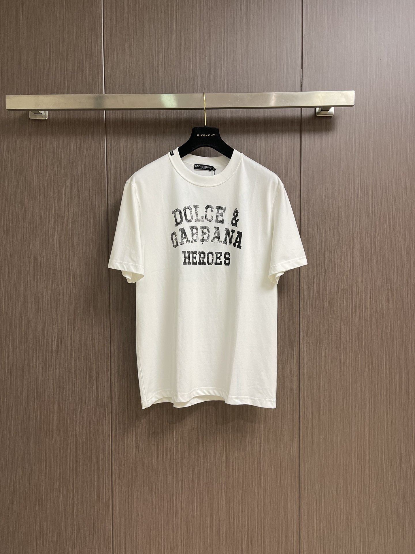 NO:464039,DolceGabbana DG 2025SS spring and summer new old logo logo logo round neck short-sleeved T-shirt, with eye-catching logo pattern modification!  Different from the past, it declares the design concept that has been passed down for many years in the brand!  Its eye-catchingness is no less than any style, and it perfectly presents the fashionable, high-end and luxurious feeling in front of the world!  Made of imported cotton materials, selected high-quality cotton fabrics, soft and soft to the touch, skin-friendly and delicate. Size 44-54, Dolce&Gabbana, Dolce&Gabbana, T-shirt, tees, t-shirt, alexander wang19860909DolceGabbana杜嘉班纳 DG 2025SS春夏新款做旧logo标识圆领短袖T恤,醒目的logo图案修饰！区别于以往的不同,宣示品牌传承多年的设计理念！其吸睛度完全不亚于任何式,将时髦高级感与奢华感完美呈现在世人眼前！客供进口全棉材质制成,精选优质棉面料,触感软糯亲肤细腻.尺码44-54,,Dolce&Gabbana,Dolce&Gabbana,T-shirt,tees，t-shirt,alexander wang,Men's clothing