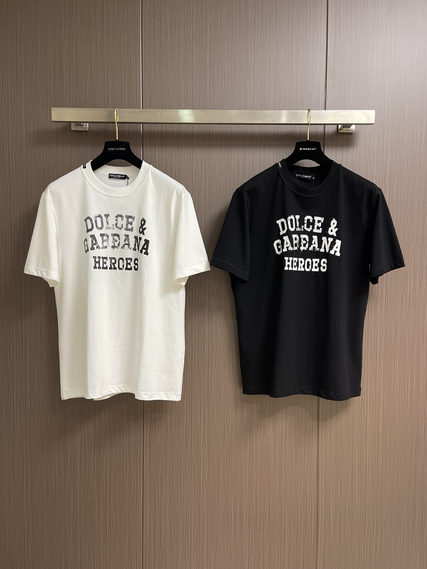 Dolce & Gabbana Men's Black 'Heroes' Logo Print Short Sleeve T-Shirt 4 i1751817557 471 3