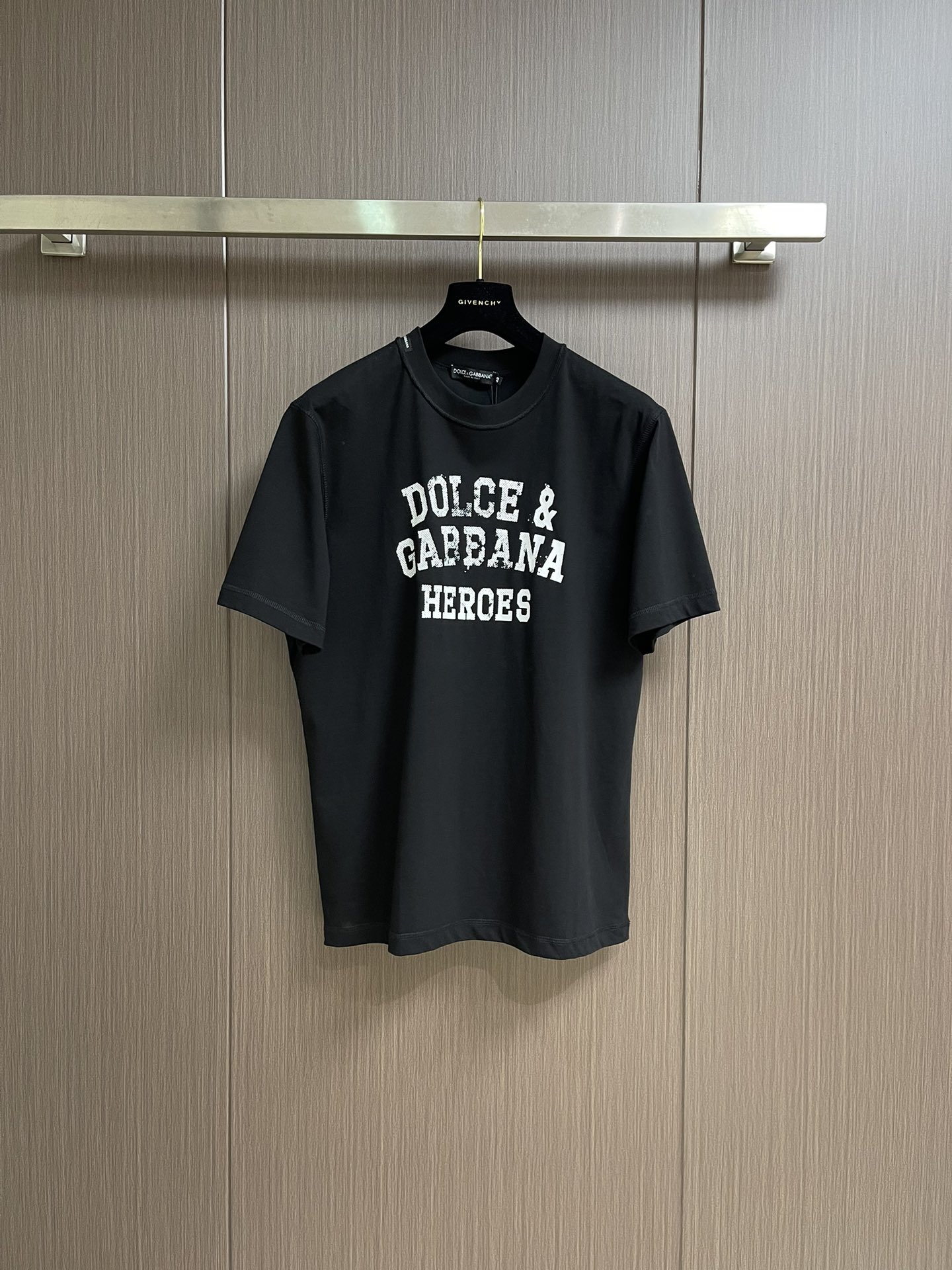 Dolce & Gabbana Men's Black 'Heroes' Logo Print Short Sleeve T-Shirt 2 i1751817557 5055 6