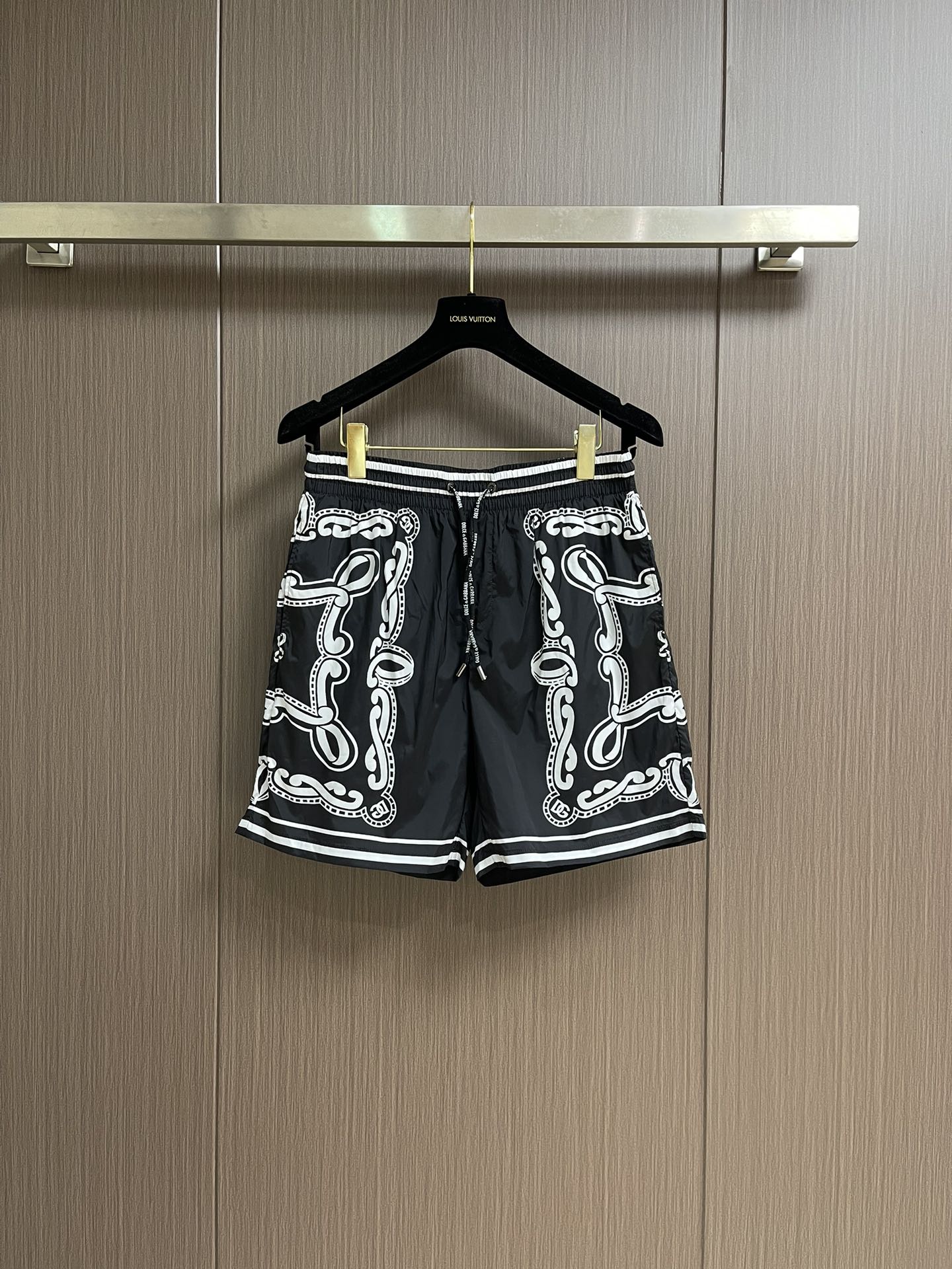 NO:464072,DG 2025SS spring and summer new casual shorts customized fabric, breathable and comfortable, impeccable details, brand elements design concept, reflecting high quality. The feel is delicate and soft!  Present casual cut, with a great upper body style. Size 44-54, shorts, alexander wang19860909DG 2025SS春夏新款休闲短裤 定制面料 透气舒适度高,细节无可挑剔,品牌元素设计理念,体现高品质.手感细腻柔软！呈现休闲裁剪,上身版型超赞.尺码44-54,,shorts,alexander wang,Men's clothing