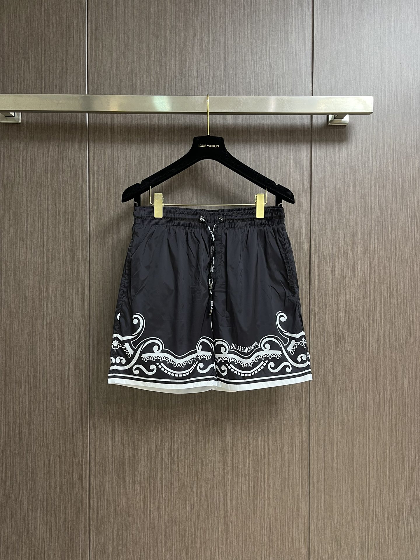 NO:464081,DolceGabbana DG 2025ssDG letter jacquard beach pants, new quick-drying shorts, classic big hit logo, quarter-length, hardware and accessories, all customized, essential for summer travel. Size 44-54,, Dolce&Gabbana, Dolce&Gabbana, shorts, alexander wang19860909DolceGabbana杜嘉班纳 DG 2025ssDG字母提花沙滩裤,新款速干短裤 经典大爆款logo 四分裤长 五金辅料全部定制 夏天出游必备.尺码44-54,,Dolce&Gabbana,Dolce&Gabbana,shorts,alexander wang,Men's clothing