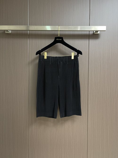Issey Miyake Pleated Shorts Recycled Fiber Loose Fit Comfortable 1 Issey Miyake Pleated Shorts Recycled Fiber Loose Fit Comfortable