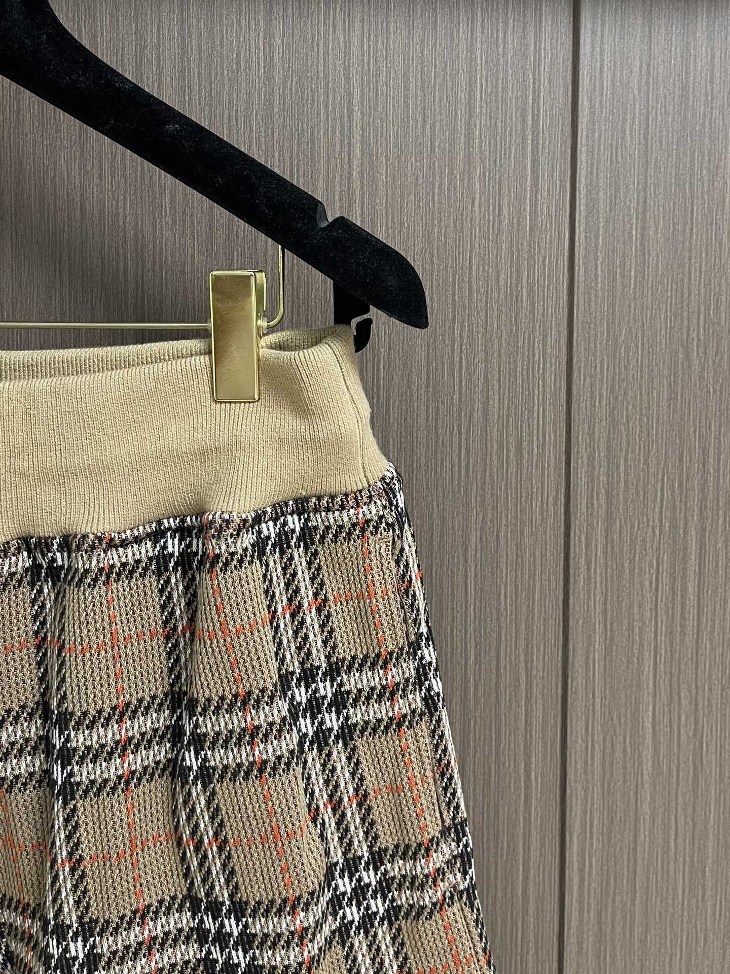 Burberry Men's Checkered Wool Blend Shorts - Comfortable and Stylish 5 i1751911360 3196 0