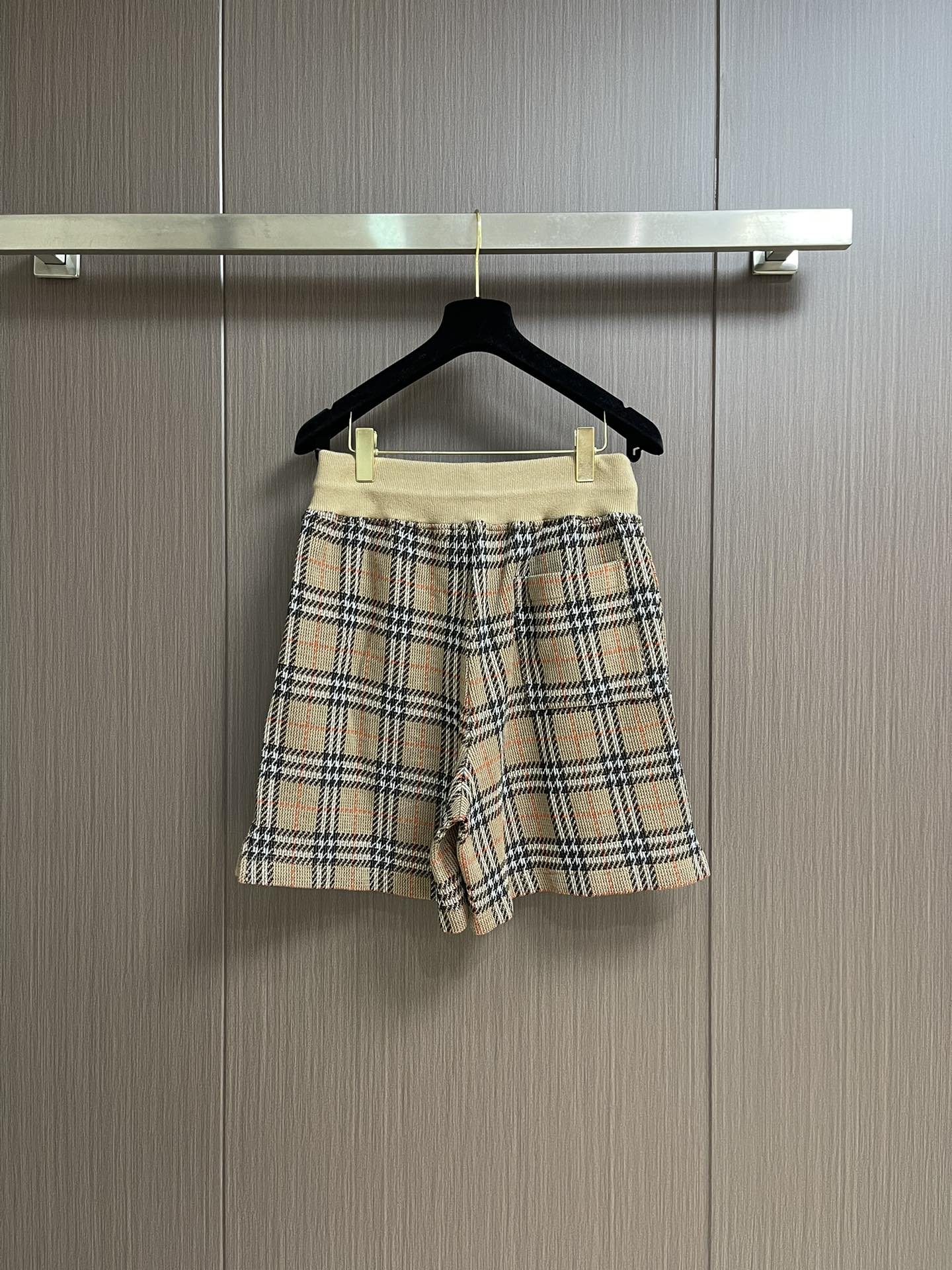 Burberry Men's Checkered Wool Blend Shorts - Comfortable and Stylish 3 i1751911360 6707 3