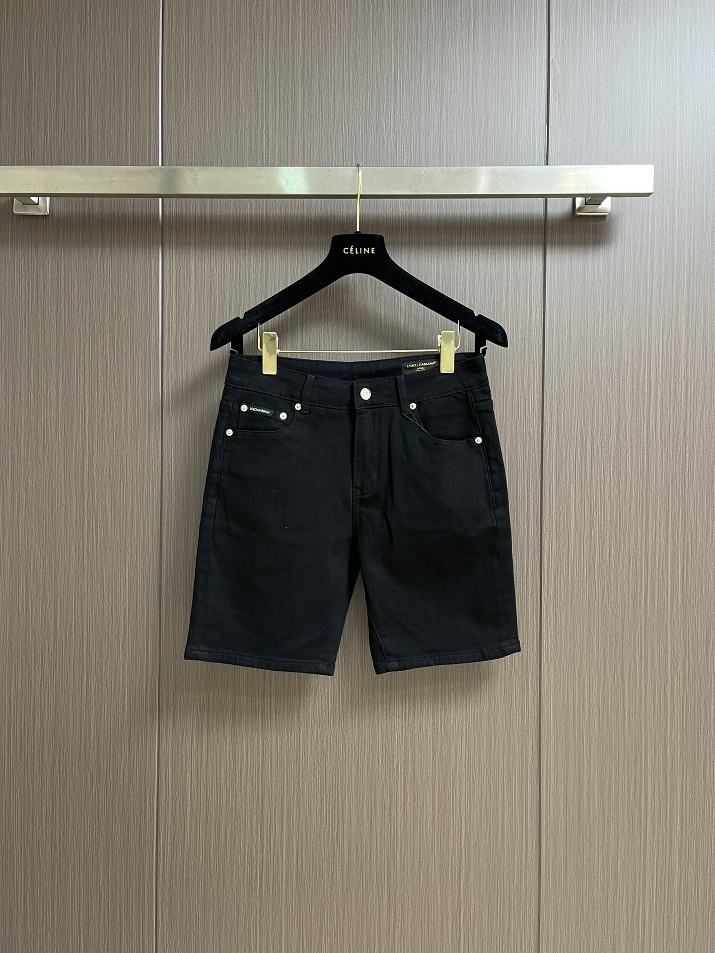 NO:461413,DG 2025SS spring and summer new casual denim shorts customized fabric, breathable and comfortable, impeccable details, brand element design concept, reflecting high quality. It feels delicate and soft!  It is casually cut, with a great upper body style!  Size 29-30-31-32-33-34,,shorts,alexander wang19860909DG 2025SS春夏新款休闲牛仔短裤 定制面料 透气舒适度高,细节无可挑剔,品牌元素设计理念,体现高品质.手感细腻柔软！呈现休闲裁剪,上身版型超赞！尺码29-30-31-32-33-34,,shorts,alexander wang,Men's clothing