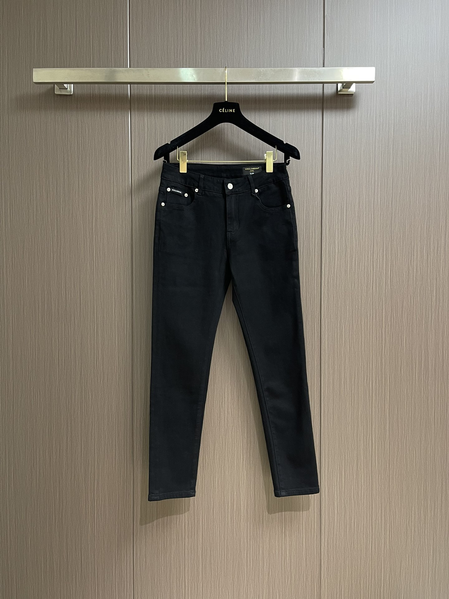 NO:461421,DG 2025SS new logo jeans are suitable for life and leisure. The denim fabrics selected have been washed, polished and used in multiple processes. The excellent style makes the trousers have a good upper body comfort. This is very important for jeans. The original hardware and accessories are very design-oriented, and the details and workmanship are in place. Size 29-30-31-32-33-34,,jeans,alexander wang19860909DG 2025SS新款标识牛仔长裤,生活休闲日常皆宜.选用的牛仔布料全部经过多道工序洗水、打磨、做旧处理 极好的版型使的裤装有很好的上身舒适度,牛仔裤这点非常非常重要.客供原版五金辅料,极具设计感, 十足的细节、做工之处处到位 .尺码29-30-31-32-33-34,,jeans,alexander wang,Men's clothing