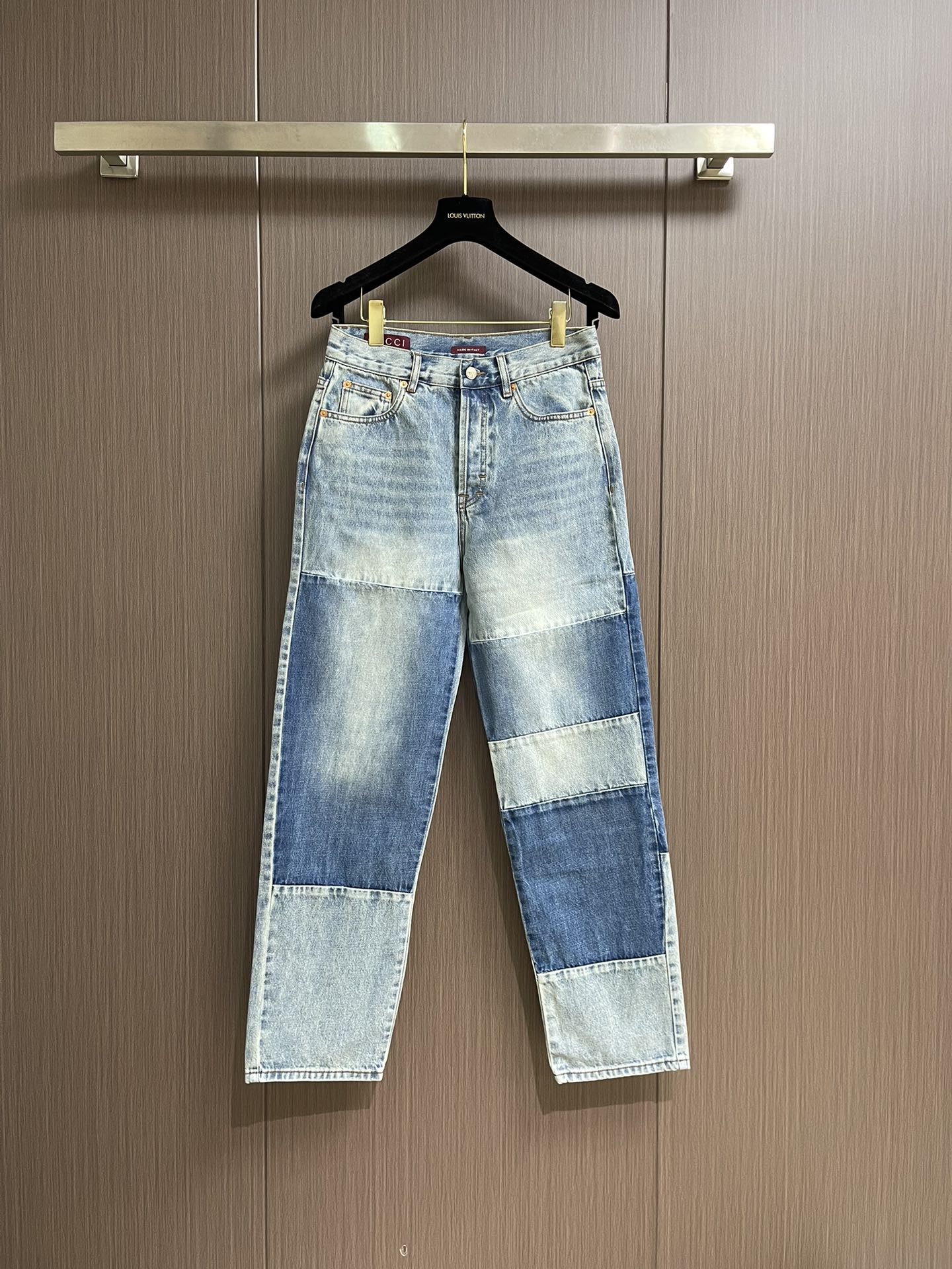 NO:461503,GUCCI 2025SS new spliced ​​loose-cut cotton denim jeans, this jeans are made of light blue and blue bleached graphite cotton denim fabric, original development, metal hardware button opening and closing, and G-home classic leather brand is decorated at the back waist. It is a Gcuu series of ingenious stripes, anchor patterns and brand logos. The marine style design adds a touch of style to the casual silhouette to create an ideal Shanghai style outfit item. The implicit and restrained Gucci embossed logo makes this item more perfect. The style is very novel and unique, size 30-31-32-33-34-36,,gucci,gucci,jeans,alexander wang19860909GUCCI 2025SS新款拼接宽松剪裁棉质丹宁牛仔裤,这款牛仔裤采用浅蓝色和蓝色漂白石墨水棉质丹宁面料匠心打造而成,原版开发,金属五金纽扣开合,后腰处饰有g家经典皮牌,是gcuu系列匠心融蕴条纹、船锚图案和品牌标识,以海洋风设计为休闲廓形添姿加彩,缔造理想海派穿搭单品,含蓄内敛的Gucci压花标识令这件单品更臻完满.款式非常新颖别致,尺码30-31-32-33-34-36,,gucci,gucci,jeans,alexander wang,Men's clothing