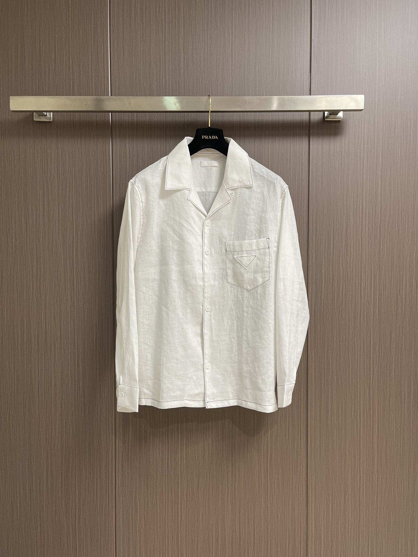 NO:461444,PRADA bright line pocket triangle mark long-sleeved shirt is made of natural linen material, with excellent texture, soft to the touch and a certain thickness, comfortable and breathable to wear on the body. The bright line design on it is definitely the finishing touch. Each bright line is neat and delicate, and the pocket on the chest is decorated with triangle marks. The style is loose and moderate, and it has a high tolerance for the body. It can be matched with multiple types of clothing to create a fashionable look. Customized auxiliary materials are complete, and the same style as men and women!  Size S-XL, prada,shirts,alexander wang19860909PRADA 明线口袋三角标长袖衬衫,采用天然亚麻材质,质感上乘,摸起来柔软且有一定的厚度,穿在身上舒适又透气,上面的明线设计绝对是点睛之笔,每一道明线都工整细腻,胸口的口袋点缀三角标装饰,版型宽松有度,对身材有超高的包容度,能与多类型服饰搭配营造时尚造型,定制辅料,三标齐全,男女同款！尺码S-XL,,prada,shirts,alexander wang,Men's clothing