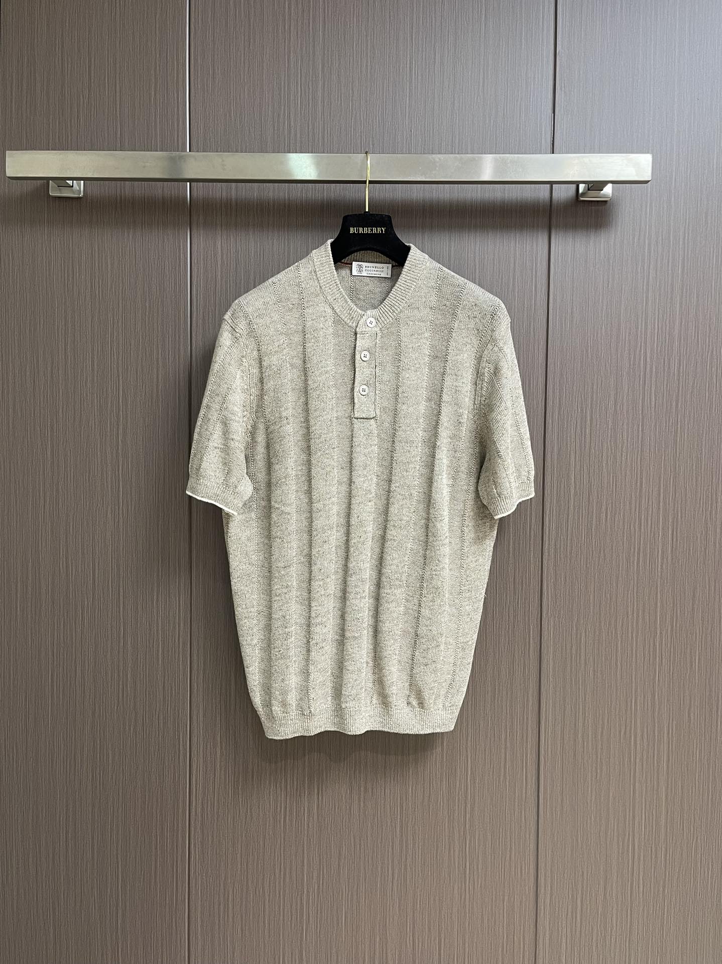 NO:461455,Brunello Cucinelli BC striped linen T-shirt, a combination of natural fiber and exquisite craftsmanship, defines the chic style of this linen and cotton knitted T-shirt, adding an indispensable item to men's clothing. Size 48-54, brunello cucinelli,tees, t-shirt, alexander wang19860909BrunelloCucinelli 布鲁内洛·库奇内利 BC条纹亚麻T恤,天然纤维与精湛工艺组合,定义出这款麻棉针织T恤的别致风格,为男装再添一件不可或缺的单品.尺码48-54,,brunello cucinelli,tees，t-shirt,alexander wang,Men's clothing