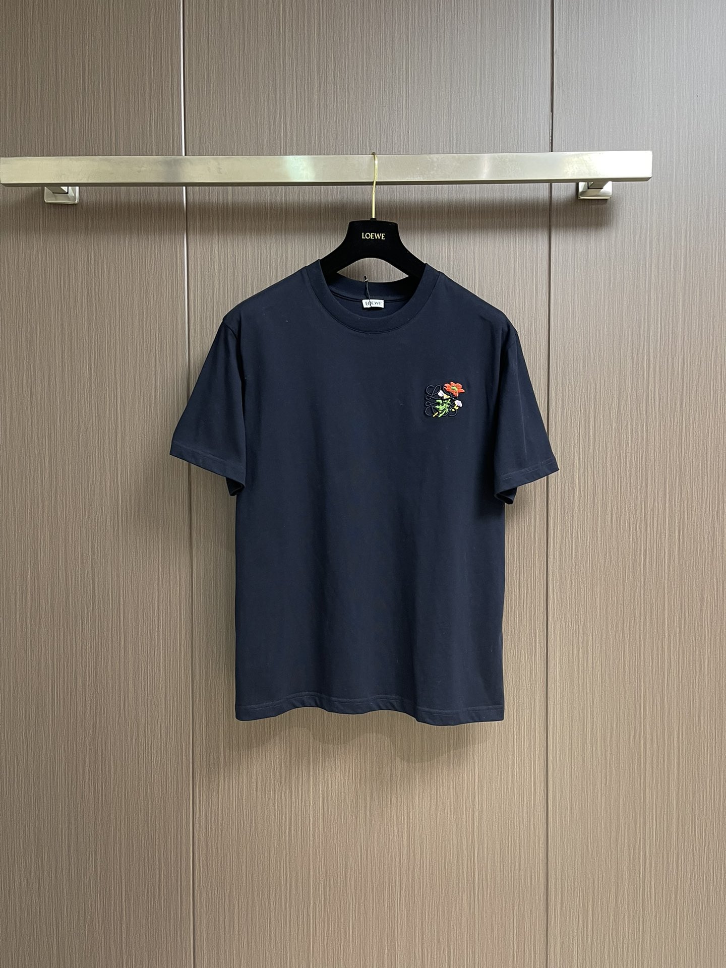 NO:461383,Loewe 2025Ss new flower embroidered cotton short-sleeved T-shirt, imported pure cotton fabric, soft and skin-friendly, breathable and comfortable. The exquisite brand logo flower embroidery on the chest shows the luxurious texture in the details. Whether it is daily going out or vacationing, it can make you feel fashionable!  Size M-3XL, loewe, loewe, T-shirt,tees, t-shirt,alexander wang19860909Loewe 罗意威 2025Ss新款花朵刺绣棉质短袖T恤,进口纯棉面料,柔软亲肤,透气又舒适,胸口精致的品牌标识花朵刺绣,细节处尽显奢华质感,无论是日常出街还是度假休闲,都能让你时尚感拉满！尺码M-3XL,,loewe,loewe,T-shirt,tees，t-shirt,alexander wang,Men's clothing