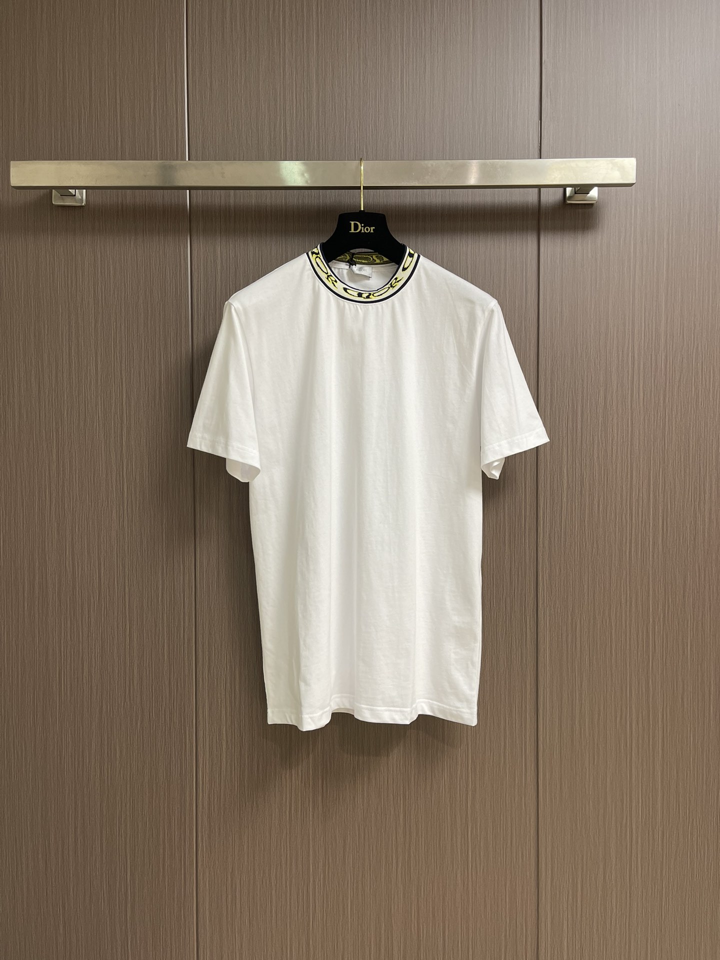 NO:461484,Dior 2025SS new co-branded jacquard threaded collar short-sleeved T-shirt, carefully crafted from cotton jersey fabric, with the ribbed neckline embellished with the co-branded series logo, reinterpreted in graphic style. The logo can be matched with the wear of the co-branded series to create a delicate look. Size S-XL,,dior,T-shirt,tees,t-shirt,alexander wang19860909Dior 2025SS新款联名提花螺纹领短袖T恤,采用棉质平纹针织面料精心制作,罗纹领口饰以联名系列标志,以图形风格重新诠释 标志.可搭配该联名系列的穿着,打造精致造型.尺码S-XL,,dior,T-shirt,tees，t-shirt,alexander wang,Men's clothing