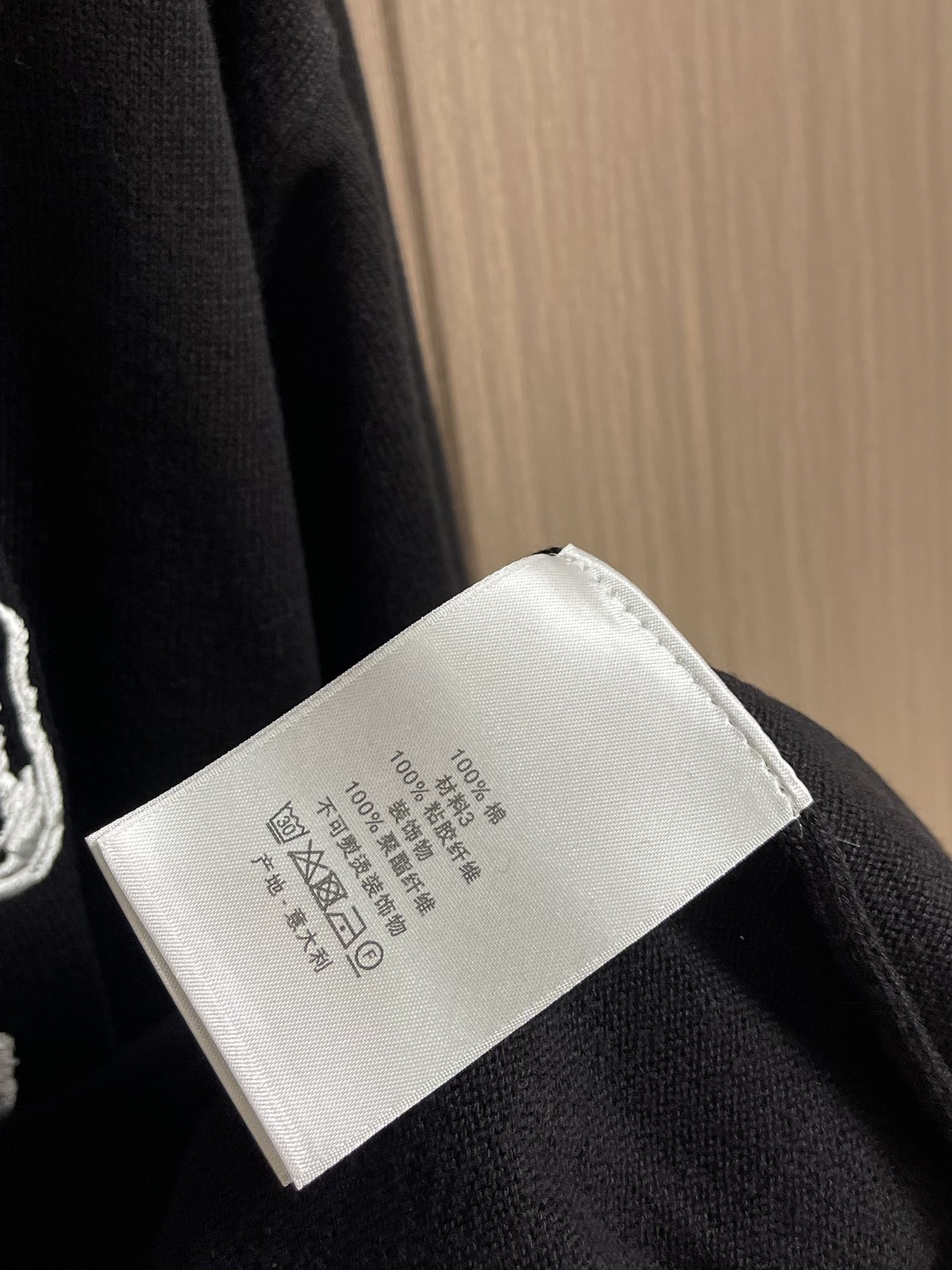“Dior Embroidered Wool Knit Sweater with Soft Hands and High Comfort, Chest Embroidery, Machine-Perfected, Size S-XL” - 图片 9