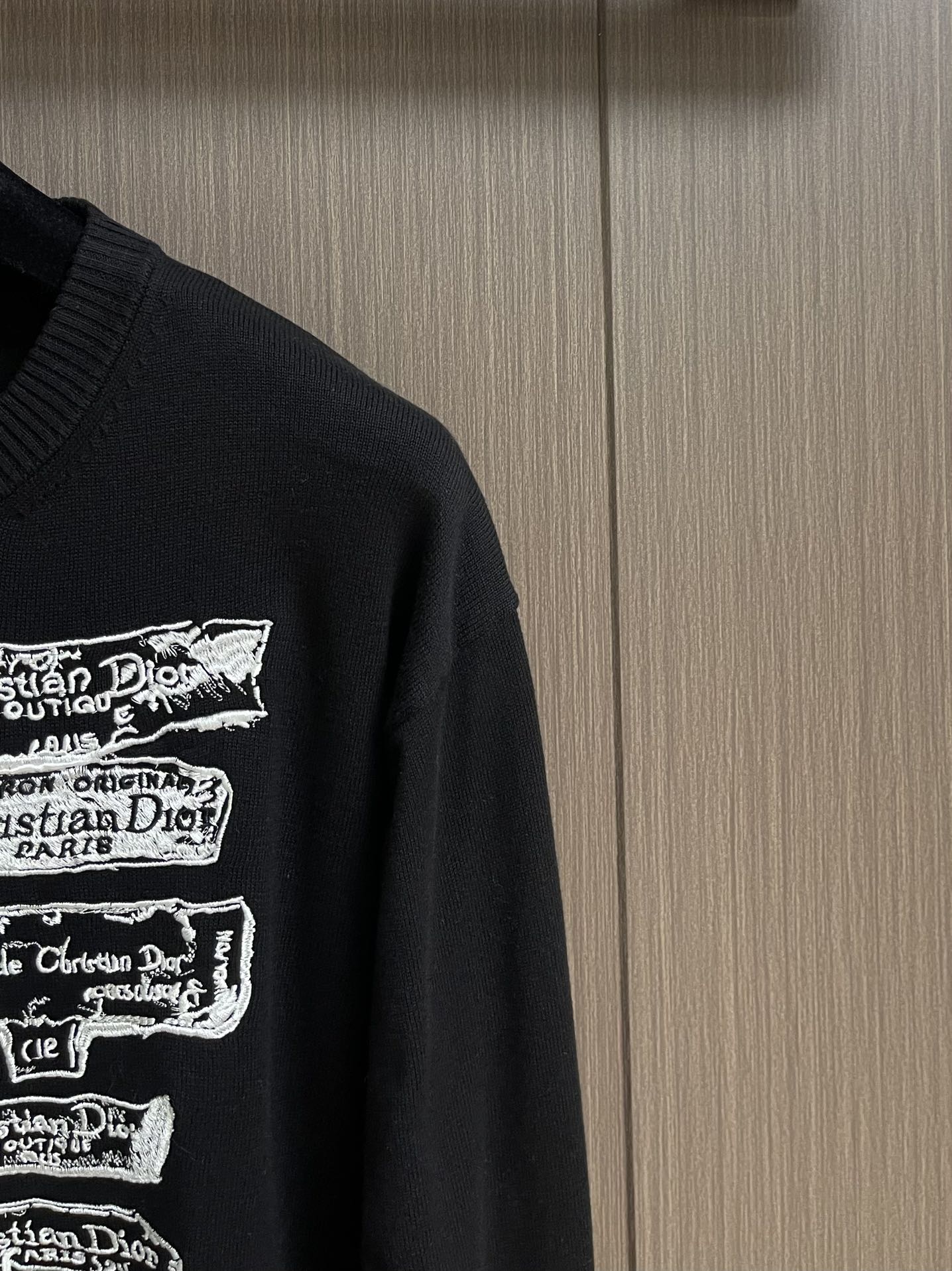 “Dior Embroidered Wool Knit Sweater with Soft Hands and High Comfort, Chest Embroidery, Machine-Perfected, Size S-XL” - 图片 4