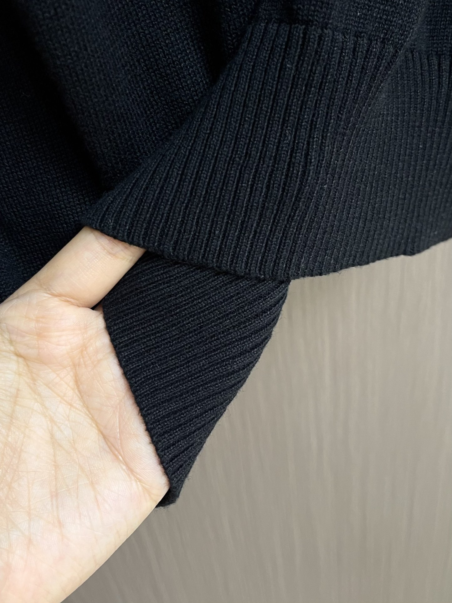 “Dior Embroidered Wool Knit Sweater with Soft Hands and High Comfort, Chest Embroidery, Machine-Perfected, Size S-XL” - 图片 6