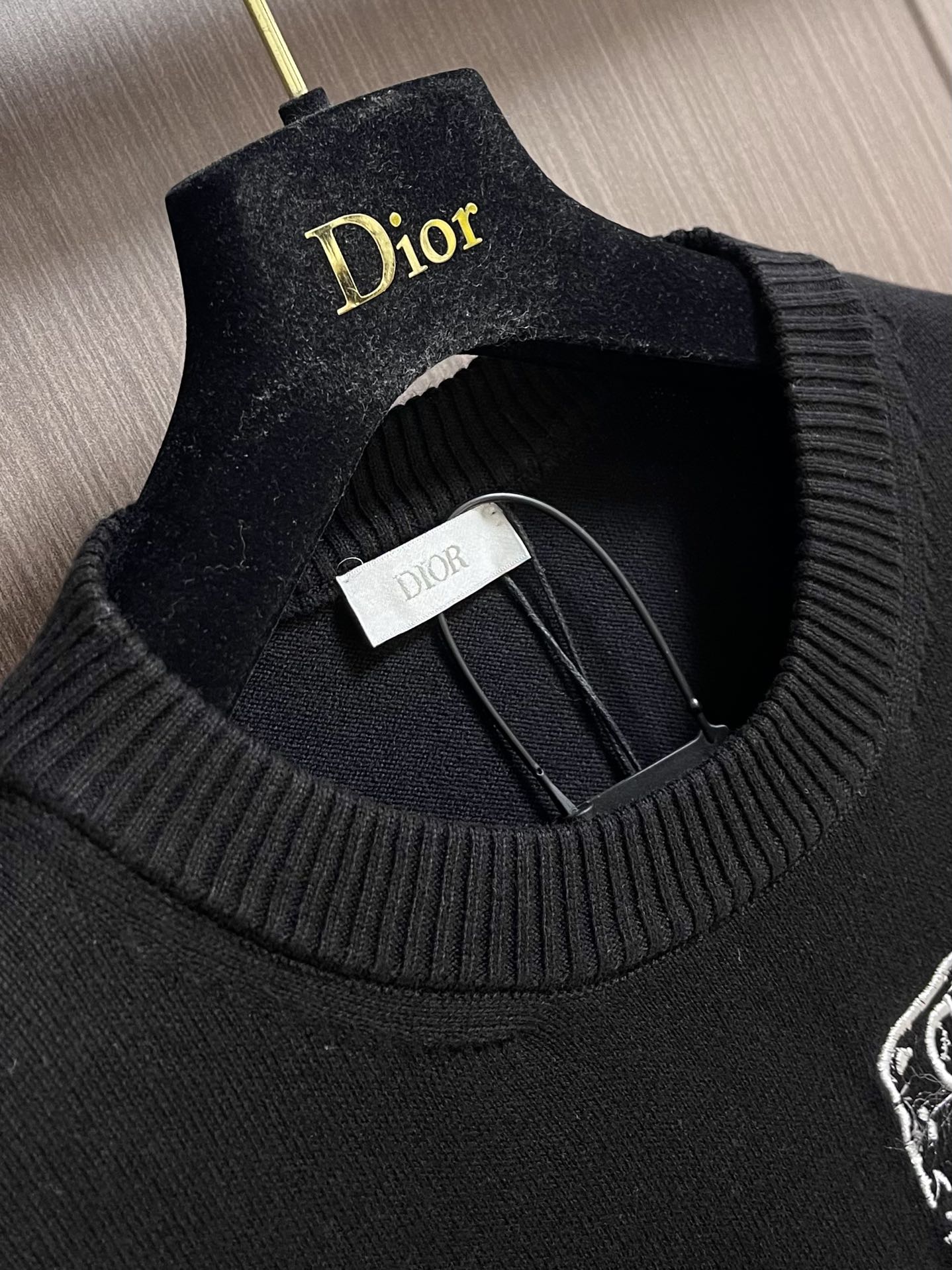 “Dior Embroidered Wool Knit Sweater with Soft Hands and High Comfort, Chest Embroidery, Machine-Perfected, Size S-XL” - 图片 3