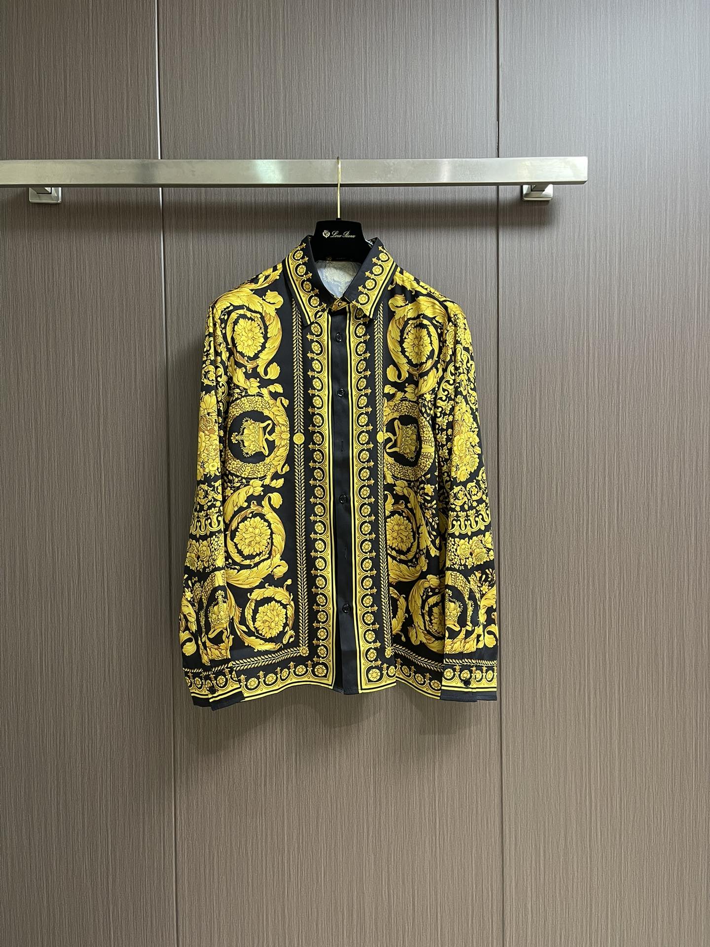 NO:449889,Versace Palace style digital printed long-sleeved shirt, customized fabric, breathable and comfortable, finely crafted, impeccable details, customized logo lettering buttons, complete three marks. Brand elements design concept reflect high quality. The feel is delicate and soft!  It is casually cut, with a great upper body style!  Size S-XL, versace, versace, shirts, alexander wang19860909versace范思哲 宫廷风数码印花长袖衬衫,定制面料 透气舒适度高,精工制作,细节处理完美无可挑剔,定制logo刻字纽扣,三标齐全.品牌元素设计理念,体现高品质.手感细腻柔软！呈现休闲裁剪,上身版型超赞！尺码S-XL,,versace,versace,shirts,alexander wang,Men's clothing