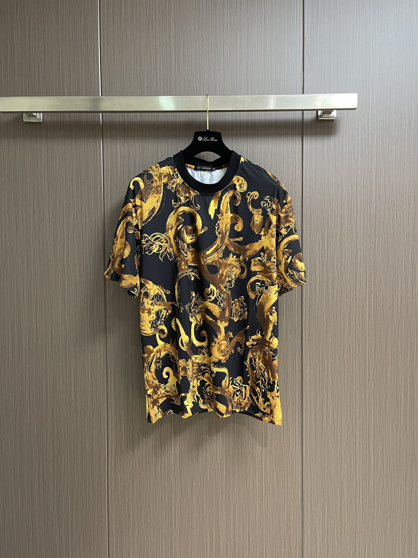 NO:461437,Top Shorts Versace BAROCCO short-sleeved T-shirt shorts suit, decorated with the brand's iconic Barocco print, a beloved brand logo with leaves of thistle plant. Barocco print. Size M-3XL, versace, versace, shorts, T-shirt, tees, t-shirt, alexander wang19860909上衣 短裤 versace范思哲 BAROCCO短袖T恤短裤套装,饰有品牌标志性的Barocco印花,一种深受喜爱的品牌标识,饰有叶蓟属植物叶片.Barocco印花.尺码M-3XL,,versace,versace,shorts,T-shirt,tees，t-shirt,alexander wang,Men's clothing