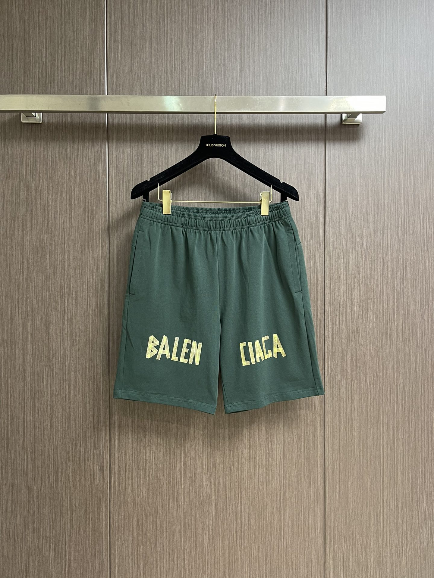 NO:458872,Balenciaga 2025ss classic five-point loose silhouette shorts, classic ceiling-level style, and a must-have for everyone!  !  The classic style is really about the details of the fabric!  !  Top-grade ordered dyed original beef tripe cotton dyed fabric!  !460g ultra-high gram weight ensures the skin-friendly performance of the fabric!  !  The environmentally friendly original version is consistent and meticulously printed, with perfect small details meticulous!  Size S-XXL, balenciaga, shorts, alexander wang19860909Balenciaga 2025ss经典款五分宽松廓形短裤,天花板级别的经典款,万年青短裤人手必入！！经典的款实打实就是玩面料细节！！顶级订染原版牛肚棉染色面料！!460g超高克重同时保证了面料的亲肤性能！！环保原版一致缜密小印花,完美小细节一丝不苟！尺码S-XXL,,balenciaga,shorts,alexander wang,Men's clothing