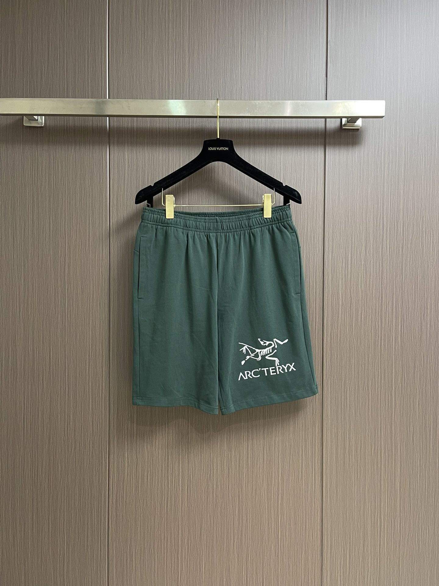 NO:461389,ARC'TERYX 2025SS Summer New Casual Shorts, full of design, very suitable for long-term activities in summer and outdoor activities. It is elastic, can quickly ventilate and heat dissipate, and it is easy to pick up and put in the pocket and is practical. Size S-XXL, arc'teryx, shorts, alexander wang19860909ARC'TERYX 始祖鸟2025SS夏季新款休闲短裤,设计感十足,非常适合夏天和户外长时间活动穿着,富有弹性,能快速通风散热,口袋位置取放容易而实用.尺码S-XXL,arc'teryx,shorts,alexander wang,Men's clothing