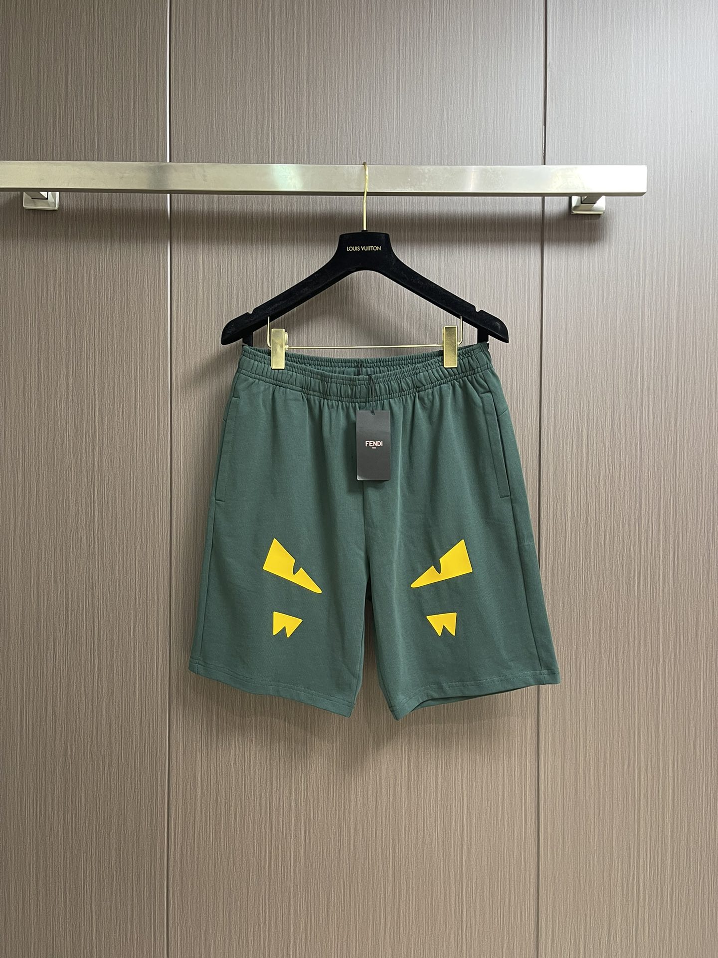 NO:461397,FENDI Little Monster Logo Bermuda Shorts. This shorts are made of customer-supplied fabrics. They weigh 380 grams and are decorated with the eyes of the little monster, and the details are full!  Sports fashion!  Size S-XXL, fendi, shorts, alexander wang19860909FENDI 小怪兽标识百慕大短裤,本款短裤选用客供面料打造,380克重,以小怪兽眼睛点缀,细节拉满！运动时尚！尺码S-XXL,,fendi,shorts,alexander wang,Men's clothing