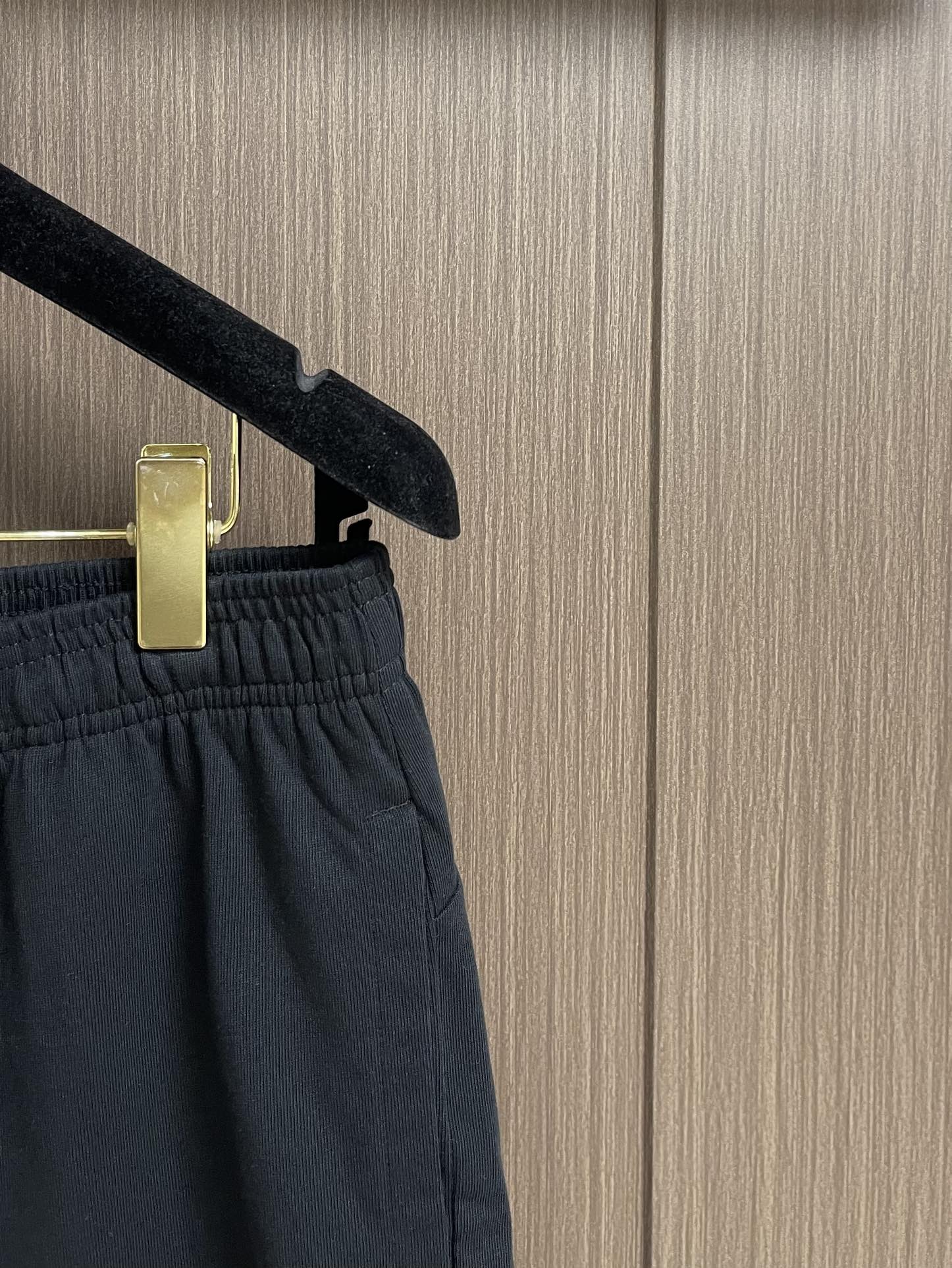 Acne Studies’ Stylish and Comfortable Leisure Shorts in Various Sizes. - 图片 4