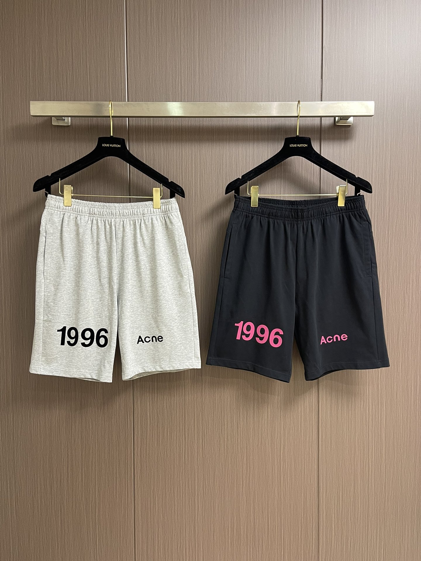 Acne Studies’ Stylish and Comfortable Leisure Shorts in Various Sizes. - 图片 3