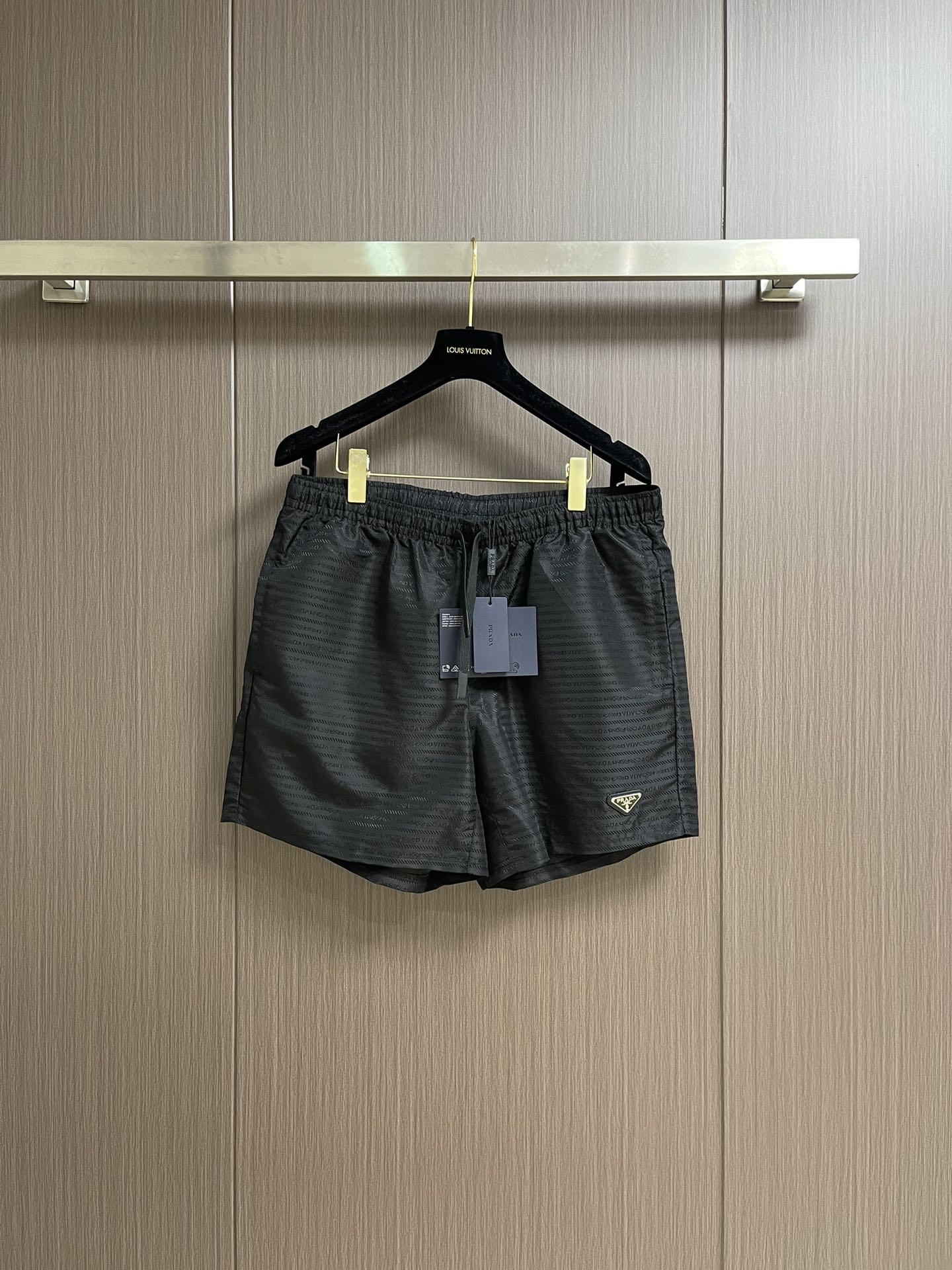 NO:464098,Prada 2025SS Spring and Summer New Men's Quick Dry Shorts!  The most casual fashion aesthetics, original pants with casual and versatile upper body, casual and lazy style, high-end customized quick-drying fabric, full print jacquard, customized craftsmanship, classic logo triangle logo, full comfort, drawstring lace. Size S-XL, prada, shorts, alexander wang19860909Prada 2025SS春夏季新款男士速干短裤！最休闲的时尚美学,原版裤型上身休闲百搭、随性慵懒范,高级定制速干面料,满印提花,订制工艺 经典logo三角标,舒适感爆棚.抽绳系带.尺码S-XL,,prada,shorts,alexander wang,Men's clothing