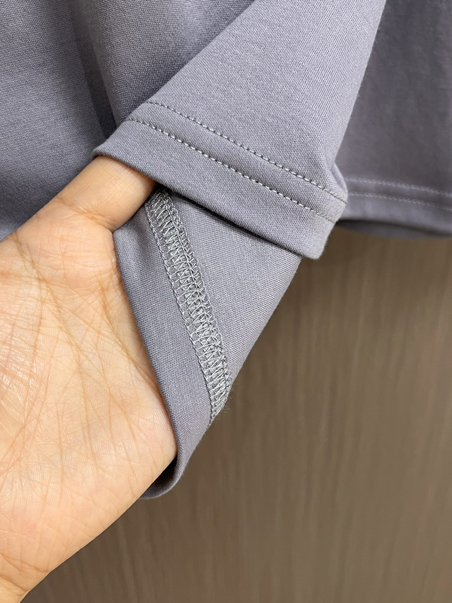 Brioni Short-Sleeve T-Shirt with Logo Embroidery: Comfortable and Stylish Leisure Wear - 图片 9