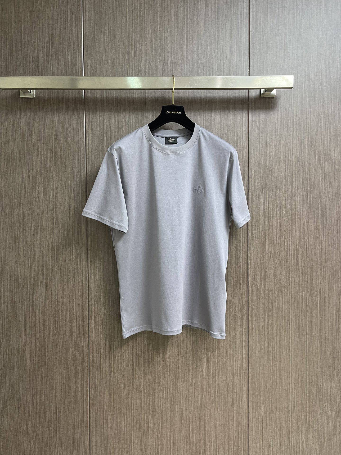 Brioni Short-Sleeve T-Shirt with Logo Embroidery: Comfortable and Stylish Leisure Wear