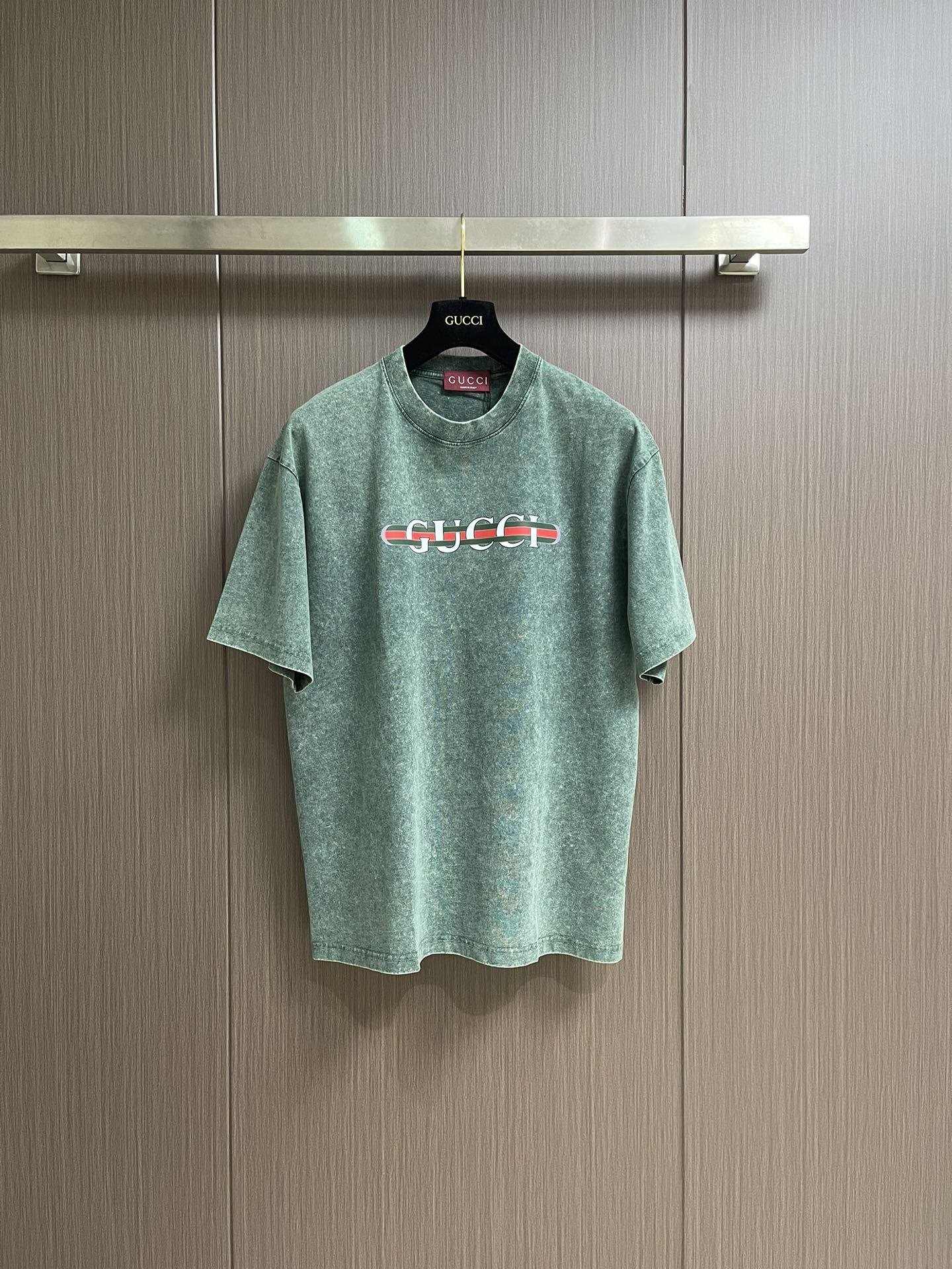 NO:449893,Gucci  The letter logo washed and worn short-sleeved T-shirt has become a fashionable choice for men and women with its unique style and comfortable wearing experience. It uses high-quality fabrics and is specially washed and worn, presenting a natural and retro texture. Each piece has a unique trace of time. The letter design in the middle is simple without losing its personality. Whether it is single or matched, it can easily show the wearer's fashion attitude. The short-sleeved design is suitable for all seasons, whether it is a refreshing match in spring and summer, or an inner wear choice in autumn and winter.  It can perfectly integrate into various styles. Its loose style does not pick on the figure, and can be easily controlled by both men and women, showing a casual and comfortable street style. This style is not only a piece of clothing, but also an expression of a life attitude, allowing you to easily show your personality and taste in your daily outfits. Whether it is casual travel or daily travel, it is a fashion item that you should not miss. Size XS-L, gucci, T-shirt, tees, t-shirt, alexander  wang19860909Gucci 字母logo水洗做旧短袖T恤,以其独特的风格与舒适的穿着体验,成为男女同款的时尚之选.采用优质面料,经过特殊的水洗做旧处理,呈现出自然复古的质感,每一件都拥有独一无二的岁月痕迹.中间的字母设计简约而不失个性,无论是单还是搭配,都能轻松彰显穿着者的时尚态度.短袖设计适合四季穿着,无论是春夏的清爽搭配,还是秋冬的内搭选择,都能完美融入各种风格.其宽松的版型不挑身材,无论男女都能轻松驾驭,展现出随性自在的街头风尚.这款不仅是一件衣物,更是一种生活态度的表达,让你在日常穿搭中,轻松展现自己的个性与品味.无论是休闲出游还是日常出行,它都是你不容错过的时尚单品.尺码XS-L,,gucci,T-shirt,tees，t-shirt,alexander wang,Men's clothing