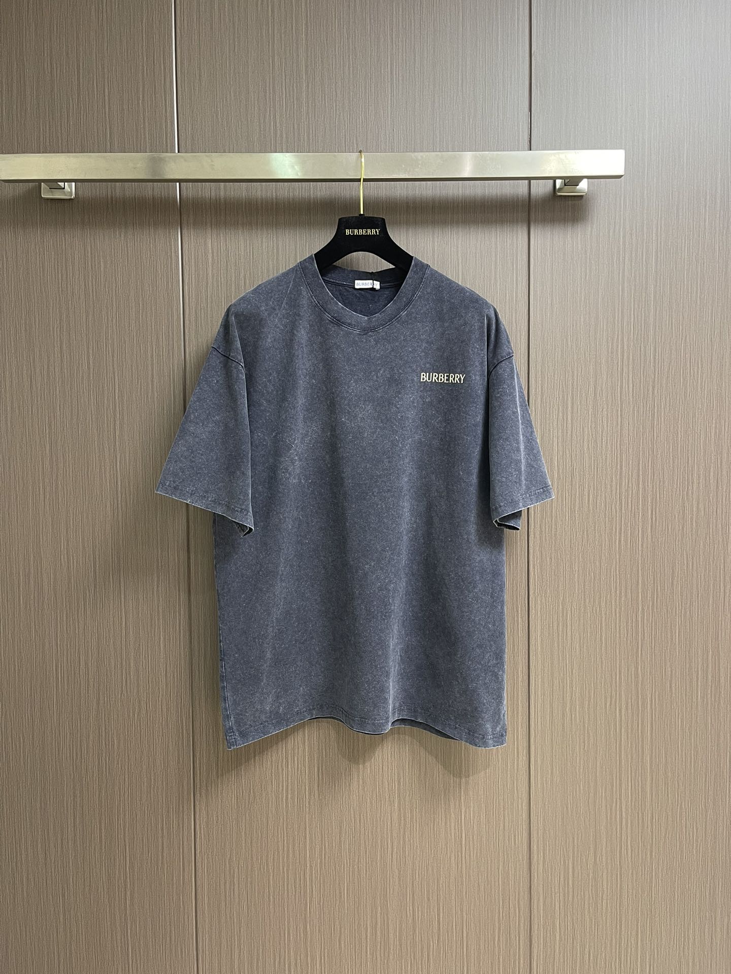 NO:449896,Burberry's new war horse logo printed wash blue short-sleeved T-shirt, classic never out of date, iconic war horse elements, encountering old washing blue, this short-sleeved short-sleeved item is destined to become a treasure item in the closet!  High-weight knitted cotton fabric is thick and crisp but not soft and skin-friendly. Each inch of the fabric has been finely polished. You can feel the solid weight when you start, but there is no sense of heavy constraint. The unique washing process gives the blues of different shades of fabrics, not monotonous solid color, but washing blue with natural texture changes. The front chest is exquisitely presented with Bur letter logo, simple and low-key but hidden brand style; the back is equipped with a big move, and the classic war horse pattern is matched with rope borders, three-dimensional and eye-catching, inheriting the classic brand elements. Size XS-L, burberry, T-shirt, tees, t-shirt, alexander wang19860909Burberry 新款战马logo印花水洗蓝短袖T恤,经典永不过时,标志性战马元素,邂逅做旧水洗蓝,这款短袖注定成为衣橱里的宝藏单品！选用高克重针织棉面料,厚实挺括却又不失柔软亲肤性,每一寸面料都经过精细打磨,上手能感受到扎实的分量,却不会有厚重束缚感.独特水洗工艺赋予面料深浅不一的蓝调,不是单调的纯色,而是有着自然纹理变化的水洗蓝.正面胸口精致呈现 Bur字母标识,简约低调却暗藏品牌格调；后背放大招,经典战马图案搭配绳索边框,立体又醒目,传承品牌经典元素.尺码XS-L,,burberry,T-shirt,tees，t-shirt,alexander wang,Men's clothing