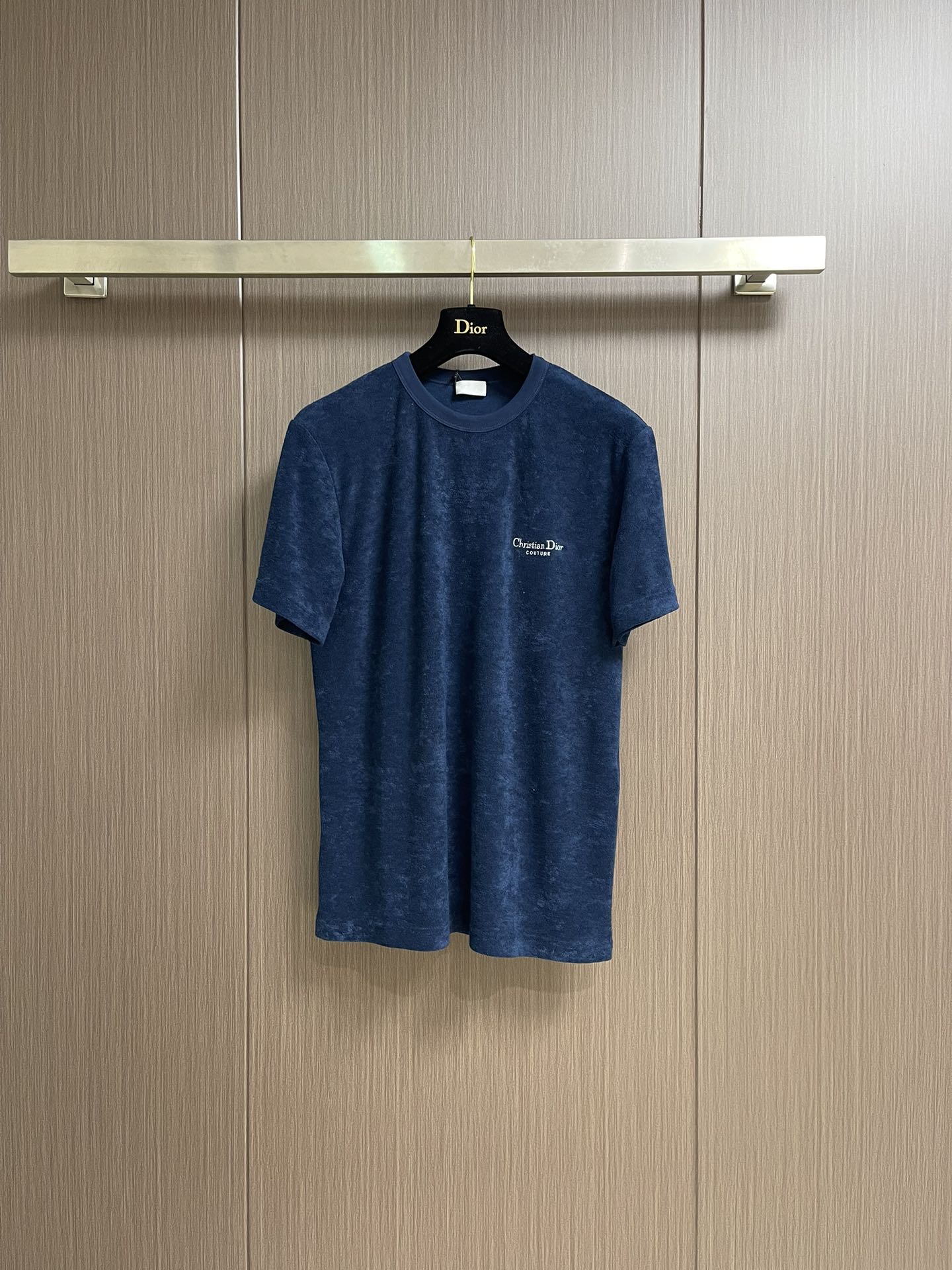 NO:461470,Dior 2025SS new terry cloth short-sleeved T-shirt, this Cistian Couture shirt is a new product in the 2025 autumn series, paying tribute to inheritance. It is carefully crafted with cotton terry fabric, and the chest is decorated with the classic Cistian Couture logo to enhance the style. The style is classic, and can be matched with various styles of the series or easily. Sizes S-XL,,dior,T-shirt,tees,t-shirt,alexander wang19860909Dior 2025SS新款毛巾布短袖T恤,这款Cistian Couture恤是二零二五秋季系列新品,致敬 传承.采用棉质毛圈面料精心制作,胸前饰以经典的 Cistian Couture 标志提升格调.款式经典,可与该系列的各式或轻松搭配.尺码S-XL,,dior,T-shirt,tees，t-shirt,alexander wang,Men's clothing