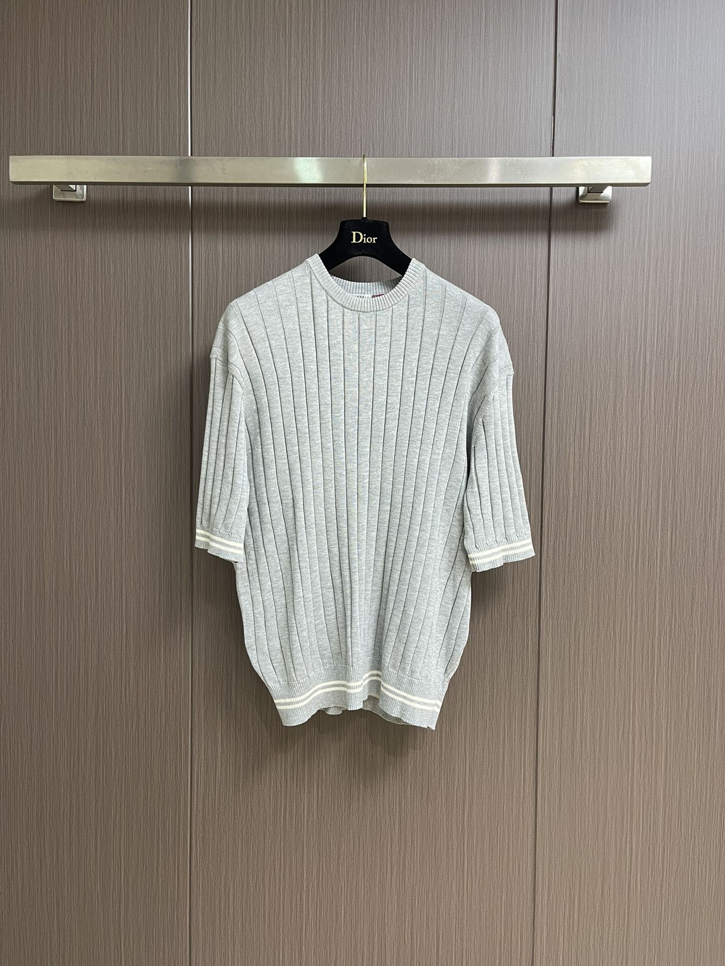 NO:461463,BC 2025ss new knitted short-sleeved T-shirt, simple style. The linen and cotton flat rib knitted finish presents a faint natural pattern, which forms a beautiful contrast with the contrasting color and edges of the cuffs and hem, allowing you to show your temperament in spring and summer. The standard style enhances the comfort of wearing. Sizes S-M-L, brunello cucinelli, T-shirt, tees, t-shirt, alexander wang19860909BC 2025ss新款针织短袖T恤,简约风格.麻棉平罗纹针织饰面上呈现出淡淡的自然斑纹,与袖口、下摆的撞色收边形成精美对比,让您在春夏季可以Brunello Cucinelli的纯正风格彰显气质.而标准版型则提升了穿着的舒适感.尺码S-M-L,,brunello cucinelli,T-shirt,tees，t-shirt,alexander wang,Men's clothing