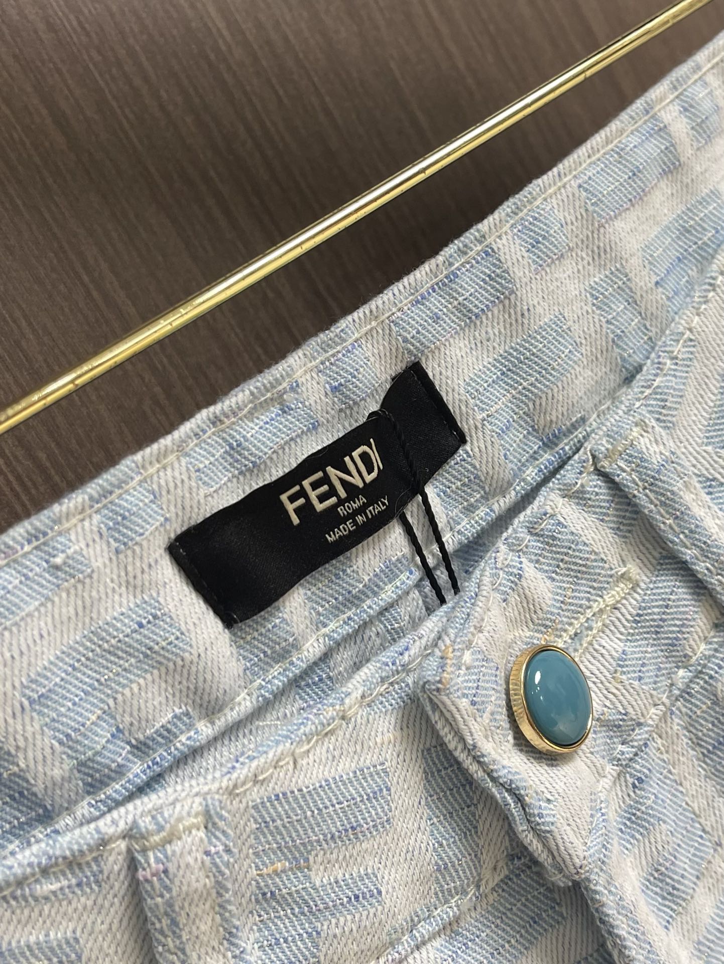 “FENDI 2025s Collection: Bouquets, Gold Accents, Broad-Legged Jeans in Sizes S-3XL” - 图片 3