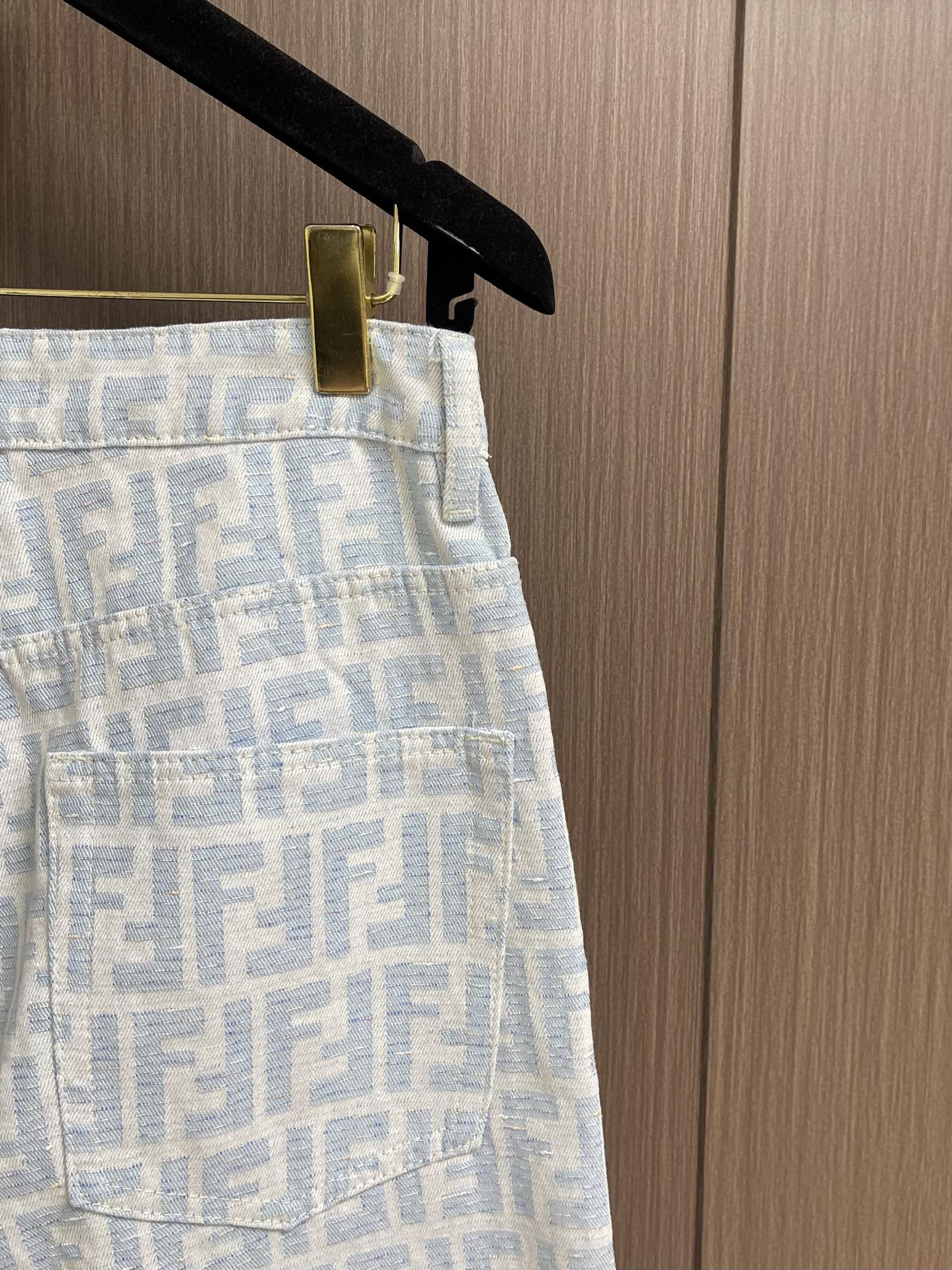 “FENDI 2025s Collection: Bouquets, Gold Accents, Broad-Legged Jeans in Sizes S-3XL” - 图片 8